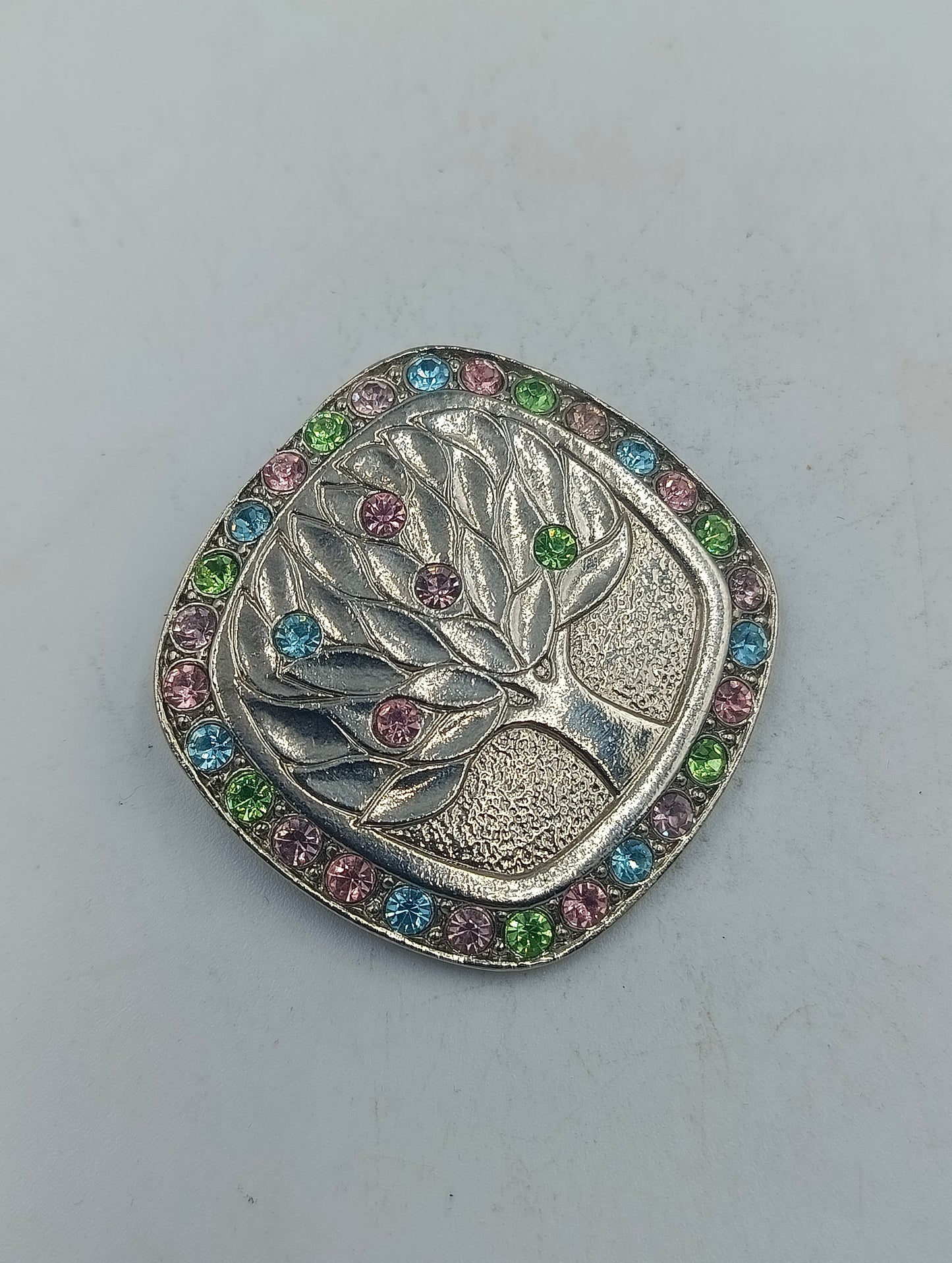 Kunstvolle Brosche Lebensbaum mit bunten Kristallsteinen und silberfarbener Oberfläche