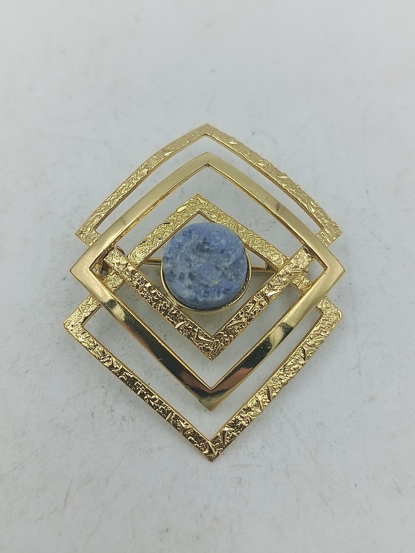 Geometrische Schmuckbrosche goldfarben mit Naturstein und modernem Quadrat Design