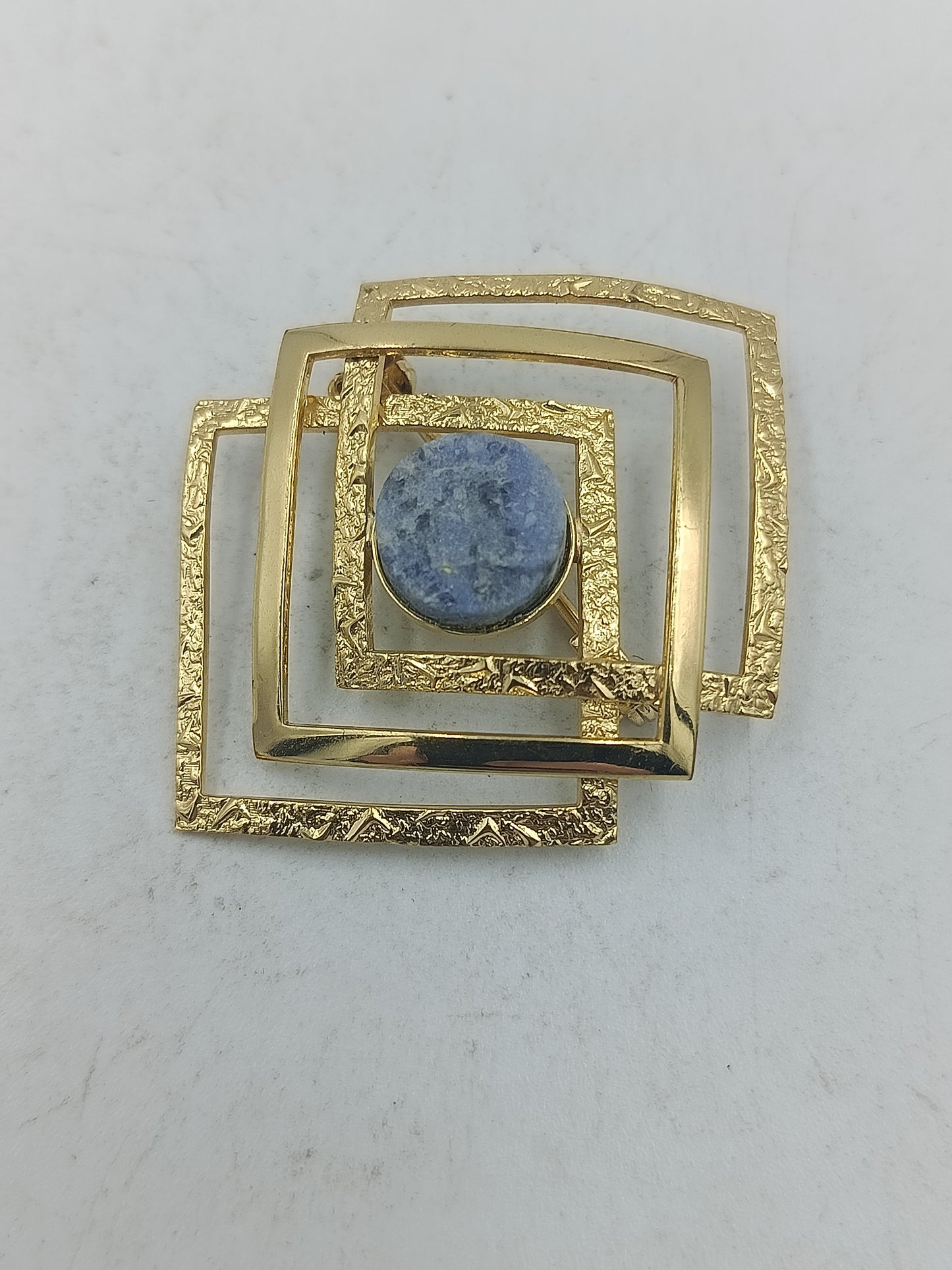 Geometrische Schmuckbrosche goldfarben mit Naturstein und modernem Quadrat Design