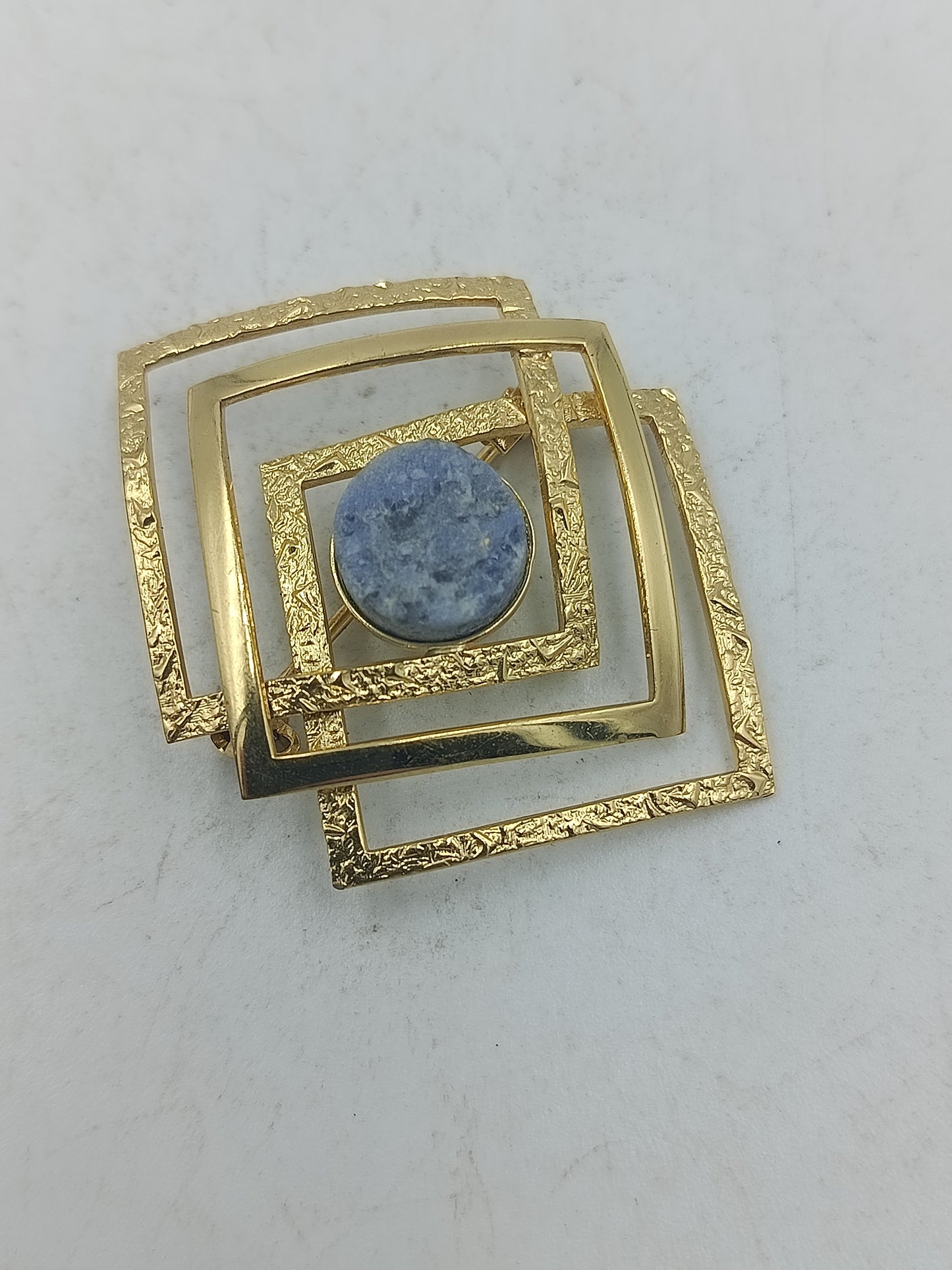 Geometrische Schmuckbrosche goldfarben mit Naturstein und modernem Quadrat Design