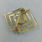 Geometrische Schmuckbrosche goldfarben mit Naturstein und modernem Quadrat Design