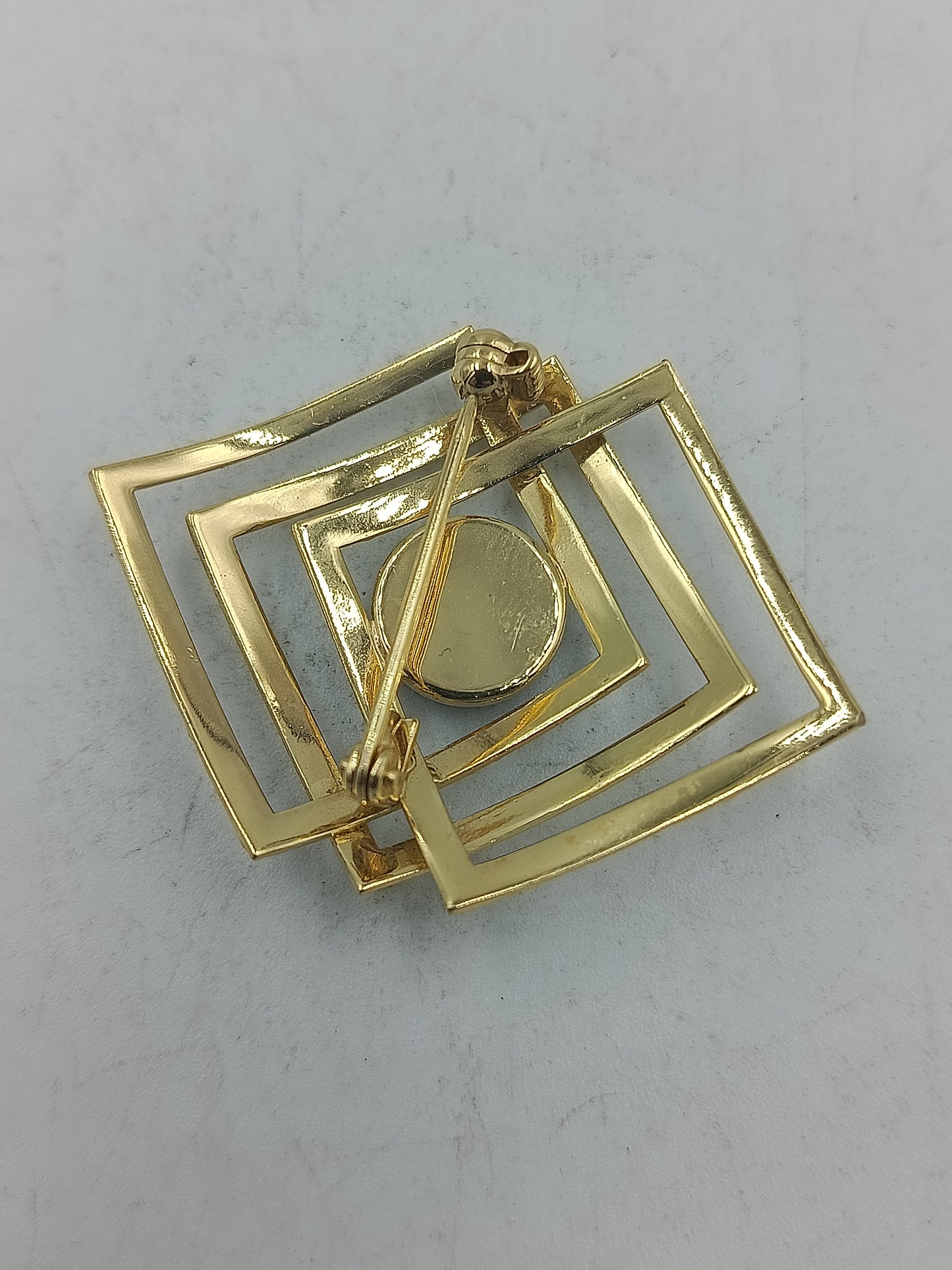 Geometrische Schmuckbrosche goldfarben mit Naturstein und modernem Quadrat Design