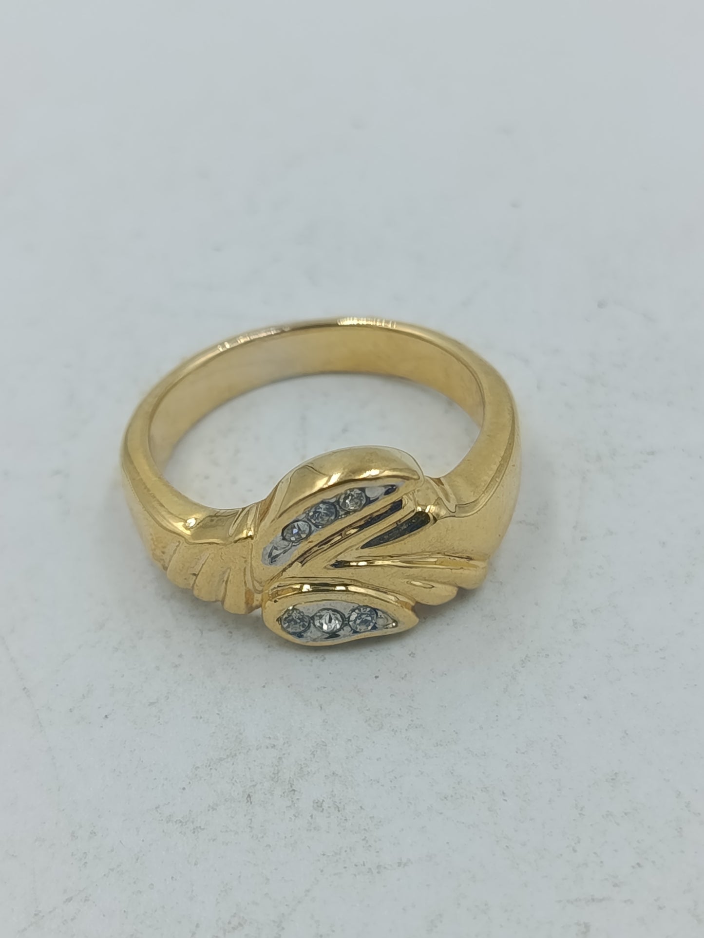 Goldfarbener Ring mit klaren Ziersteinen und elegantem geschwungenem Design