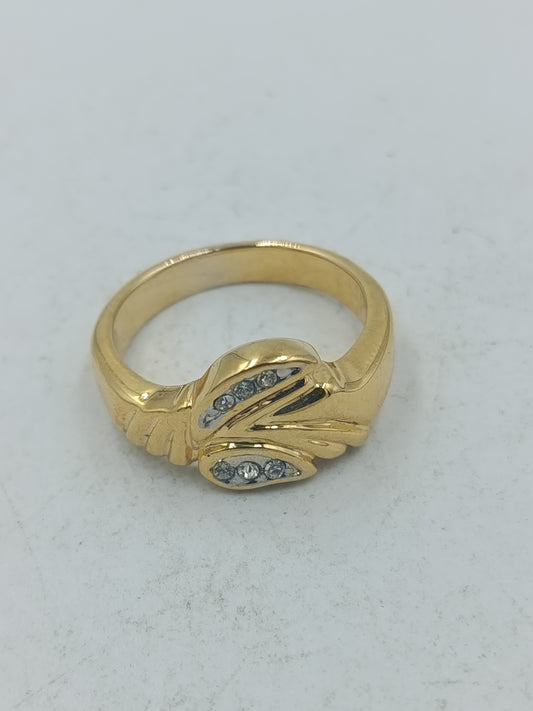 Goldfarbener Ring mit klaren Ziersteinen und elegantem geschwungenem Design