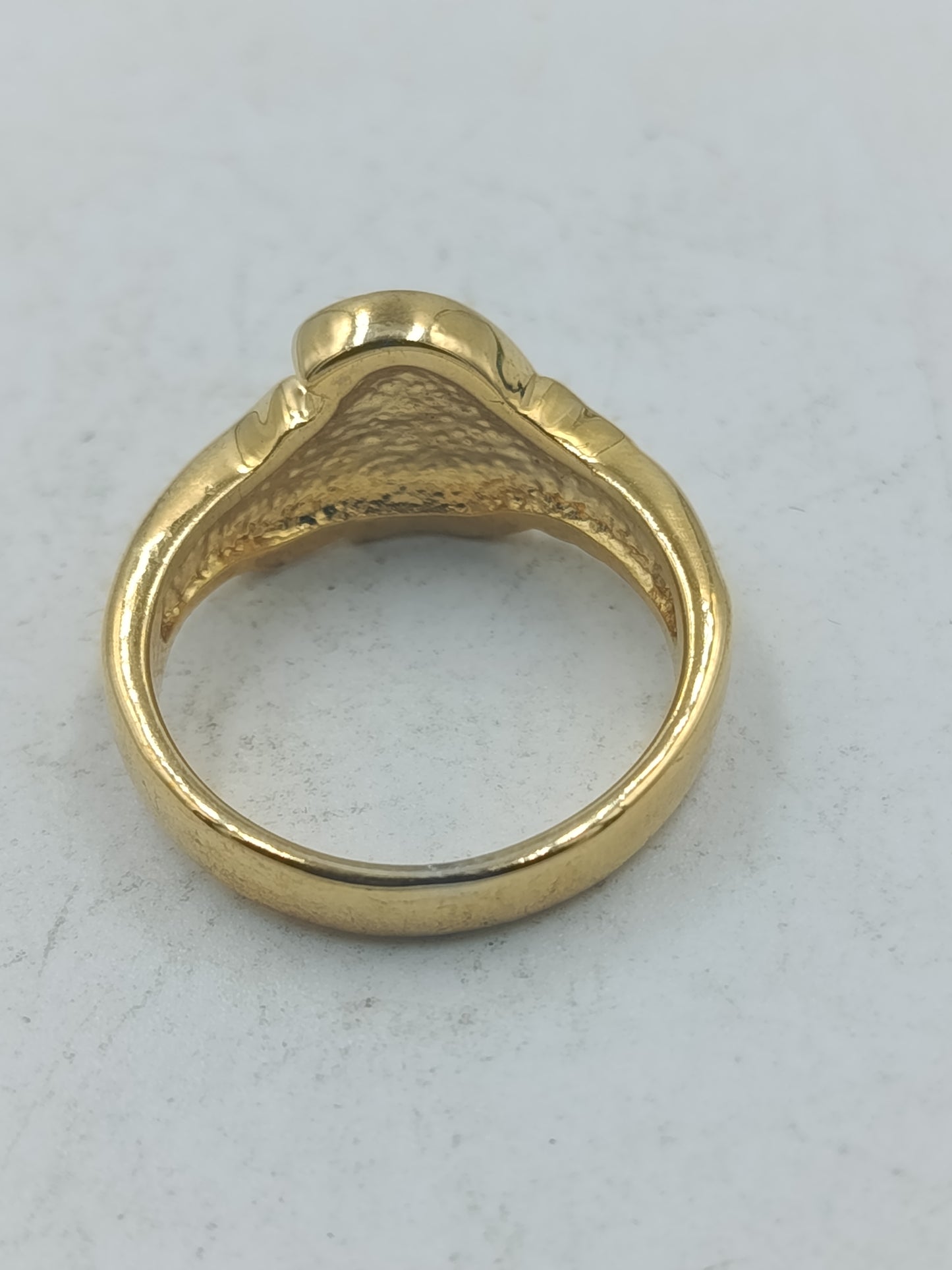Goldfarbener Ring mit klaren Ziersteinen und elegantem geschwungenem Design