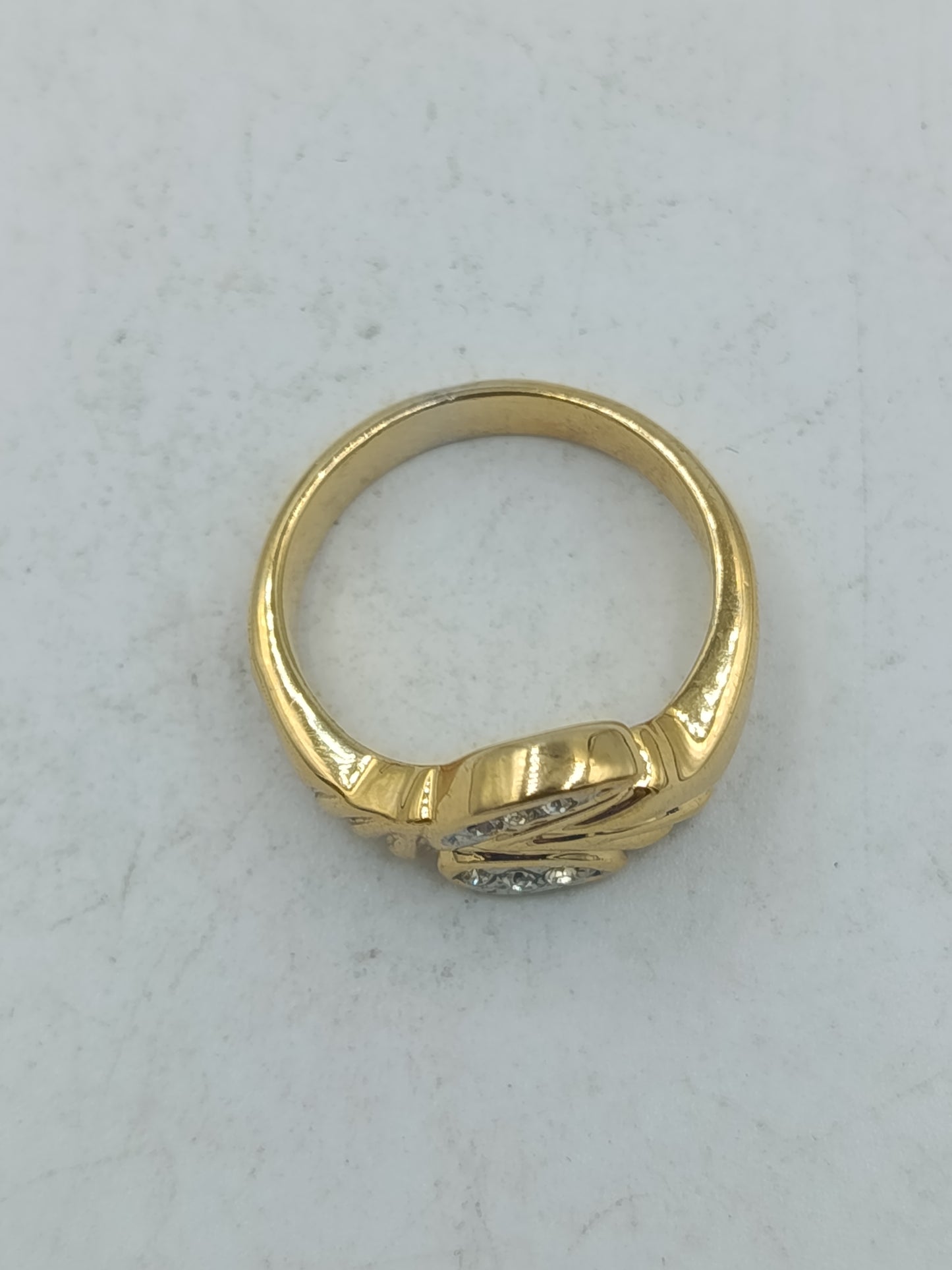 Goldfarbener Ring mit klaren Ziersteinen und elegantem geschwungenem Design