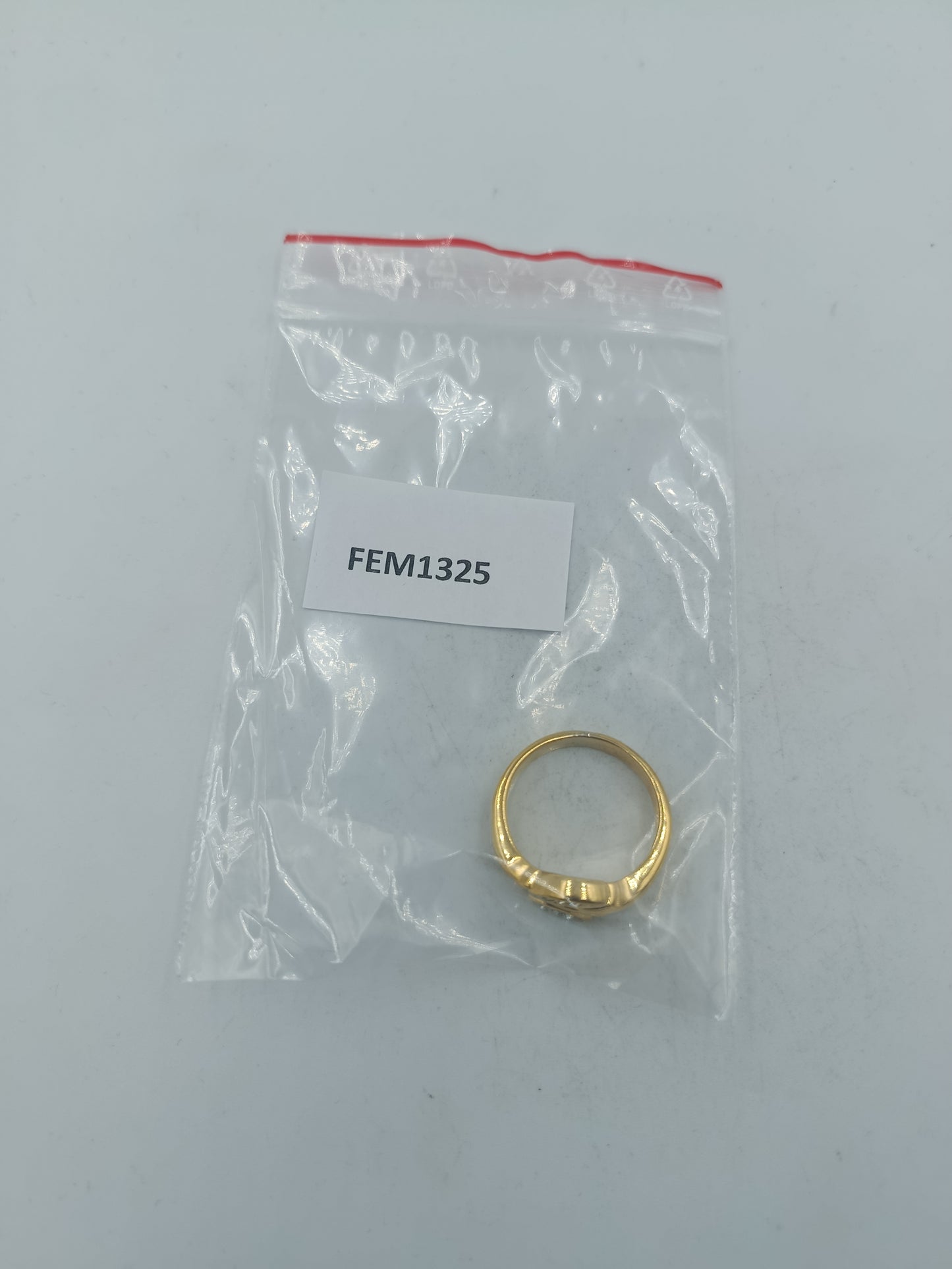 Goldfarbener Ring mit klaren Ziersteinen und elegantem geschwungenem Design
