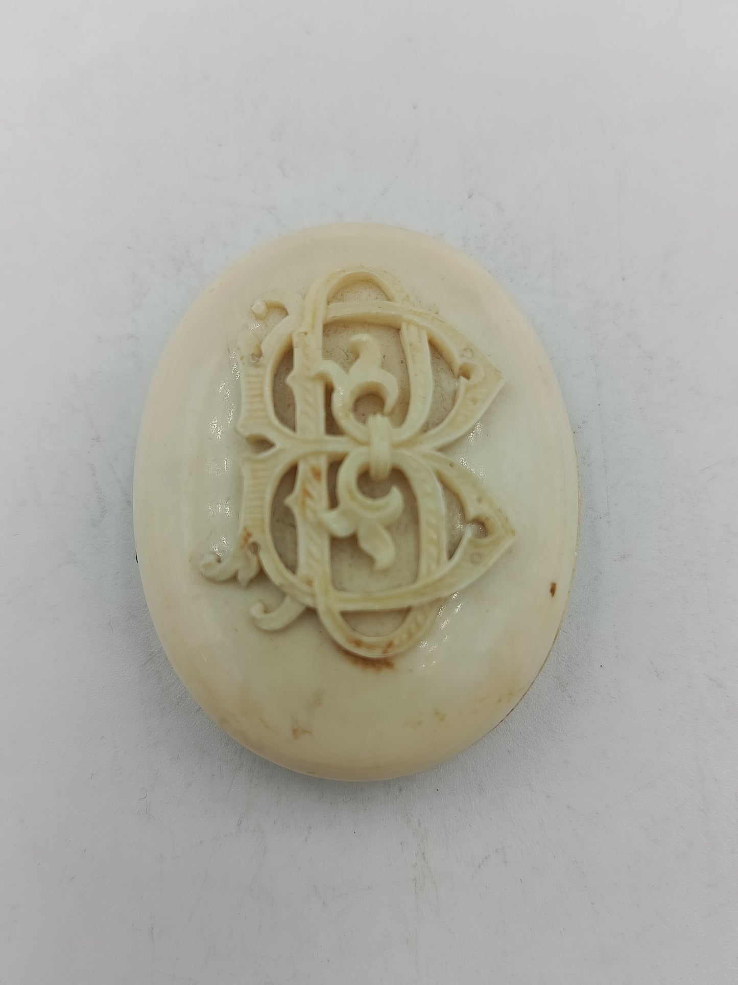 Antike Schmuckdose im Medaillon Stil aus hellem Material mit Gravur