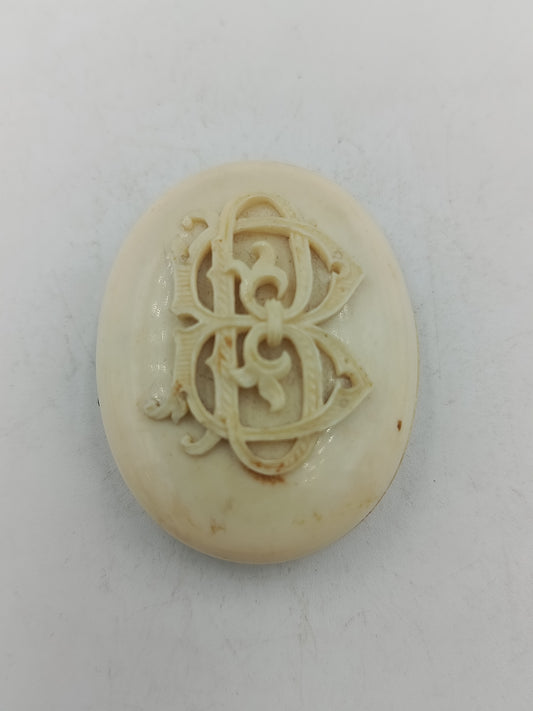 Antike Schmuckdose im Medaillon Stil aus hellem Material mit Gravur