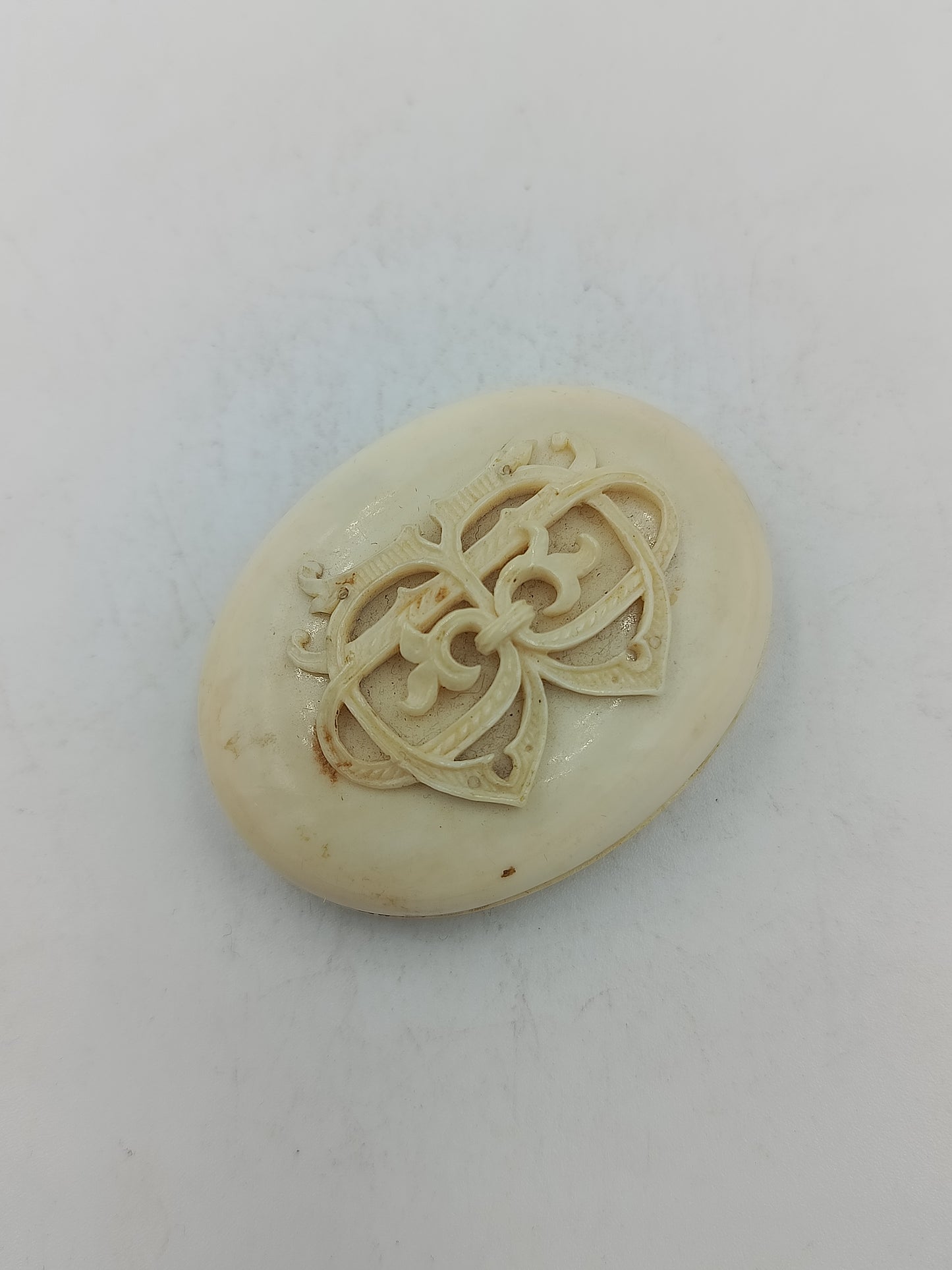 Antike Schmuckdose im Medaillon Stil aus hellem Material mit Gravur