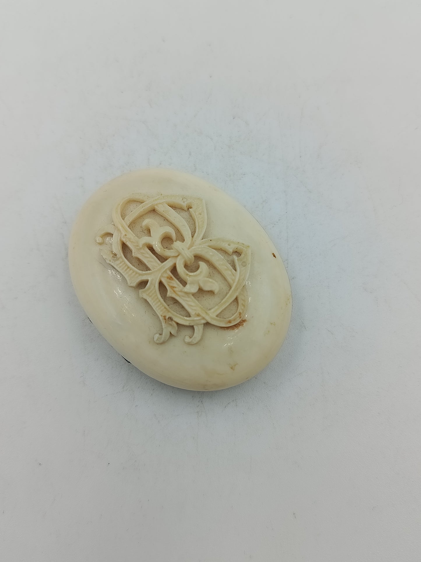 Antike Schmuckdose im Medaillon Stil aus hellem Material mit Gravur