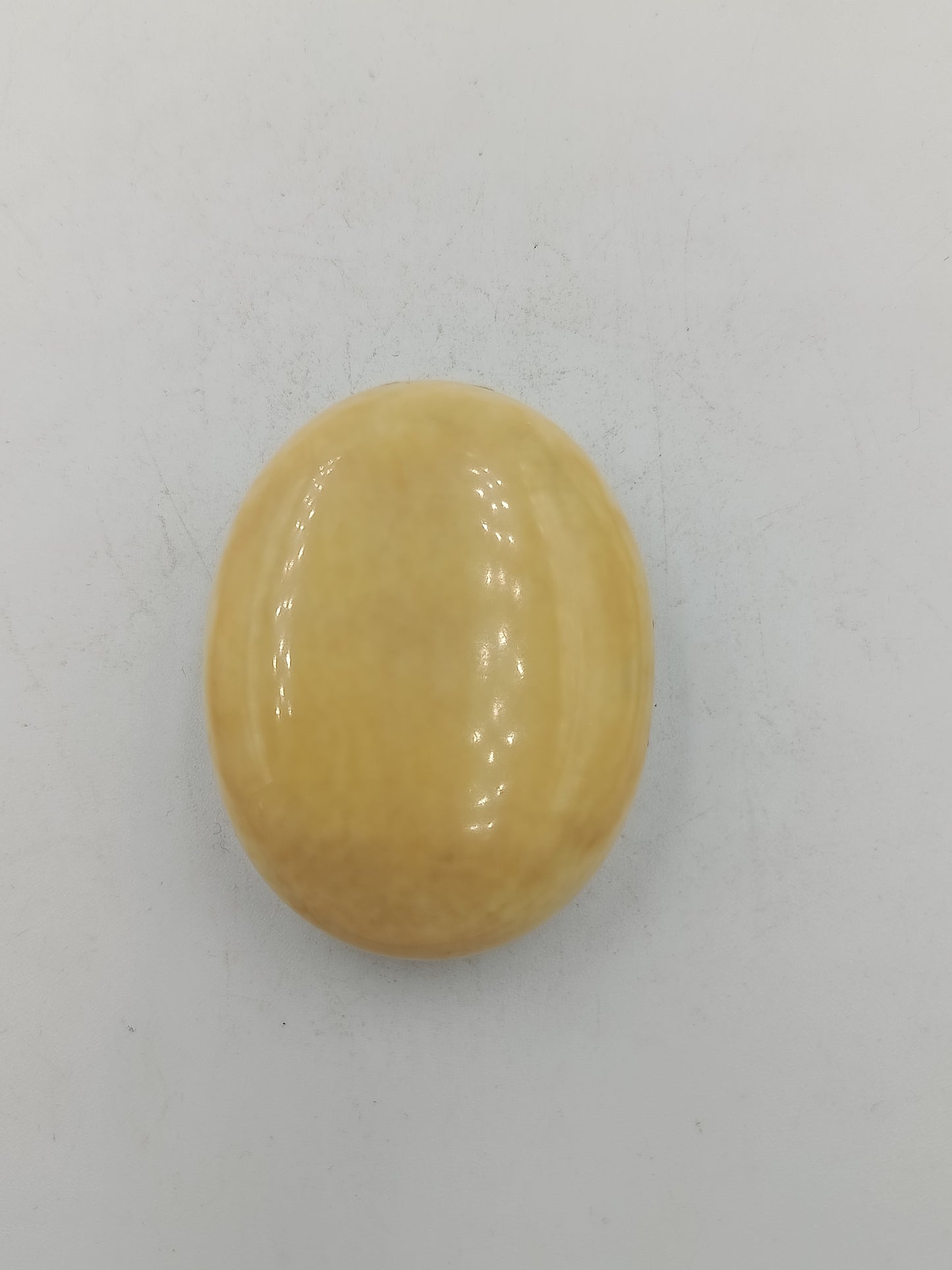 Antike Schmuckdose im Medaillon Stil aus hellem Material mit Gravur