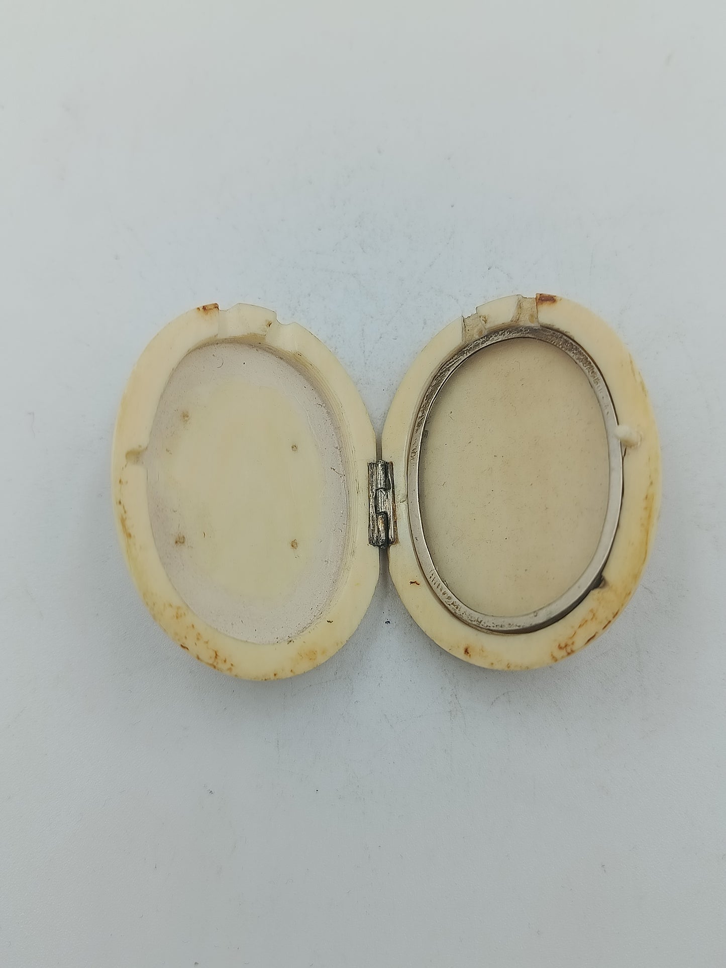 Antike Schmuckdose im Medaillon Stil aus hellem Material mit Gravur