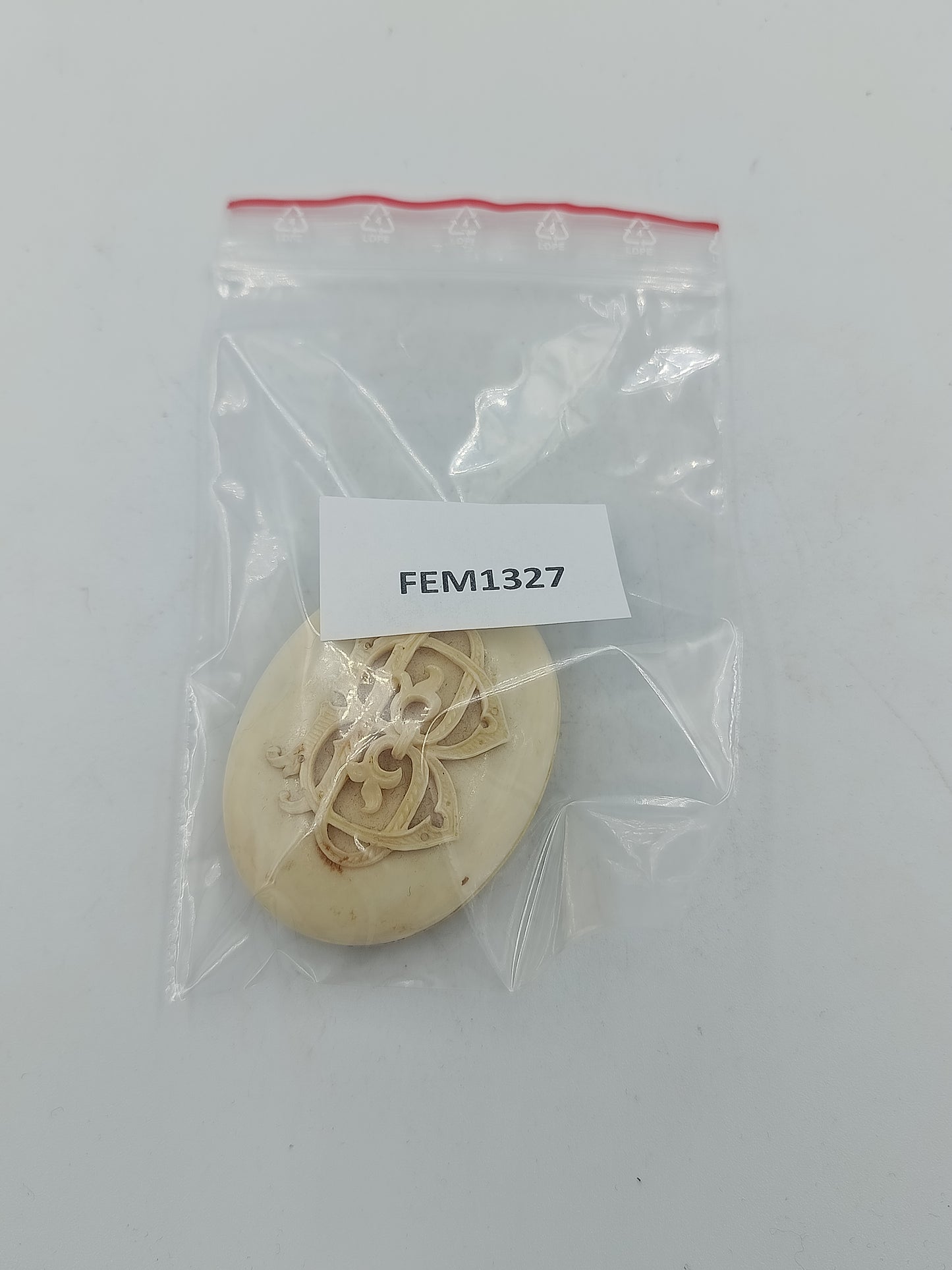 Antike Schmuckdose im Medaillon Stil aus hellem Material mit Gravur