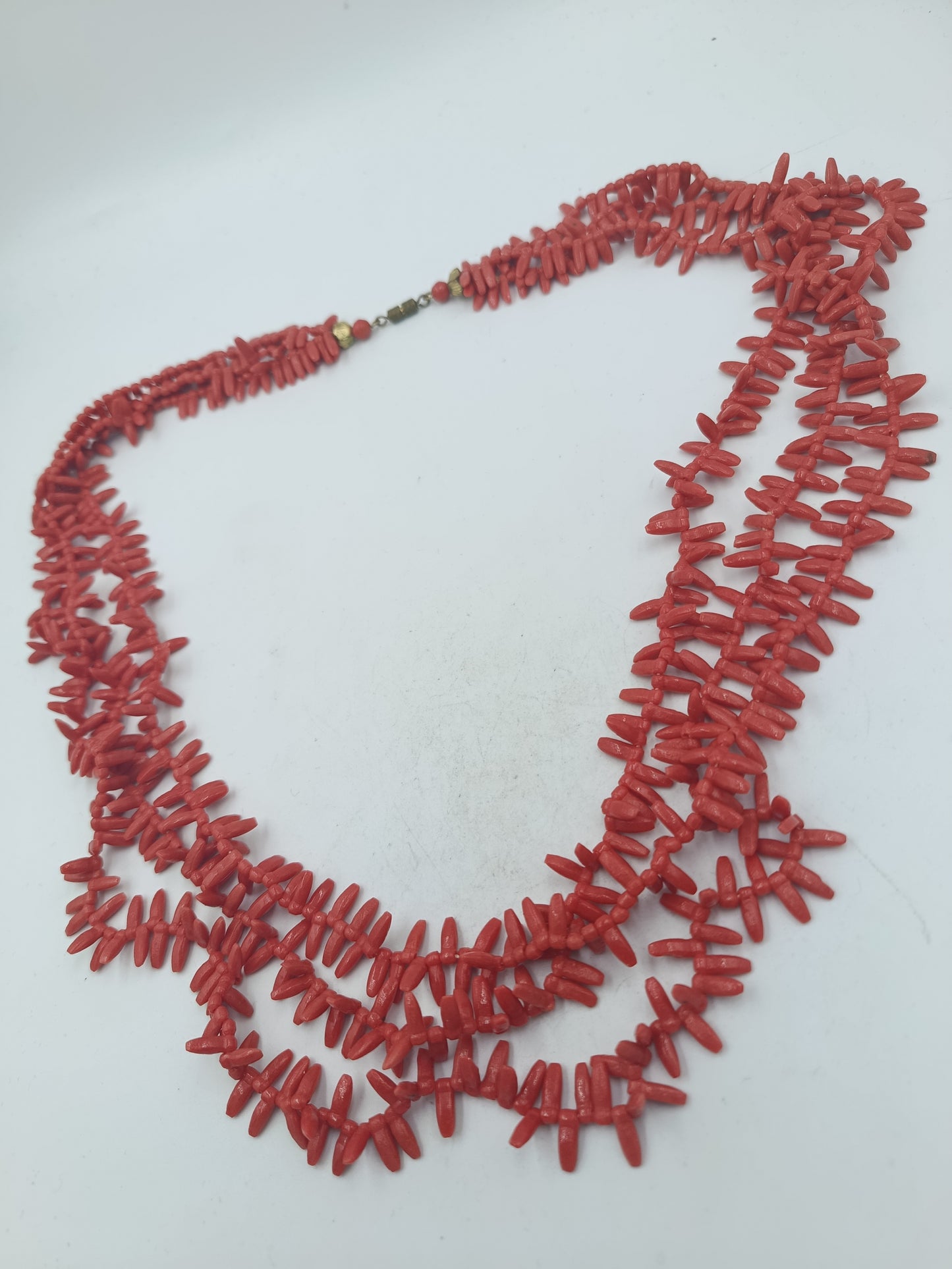 Mehrreihige Korallenkette rot naturbelassen mit Karabinerverschluss