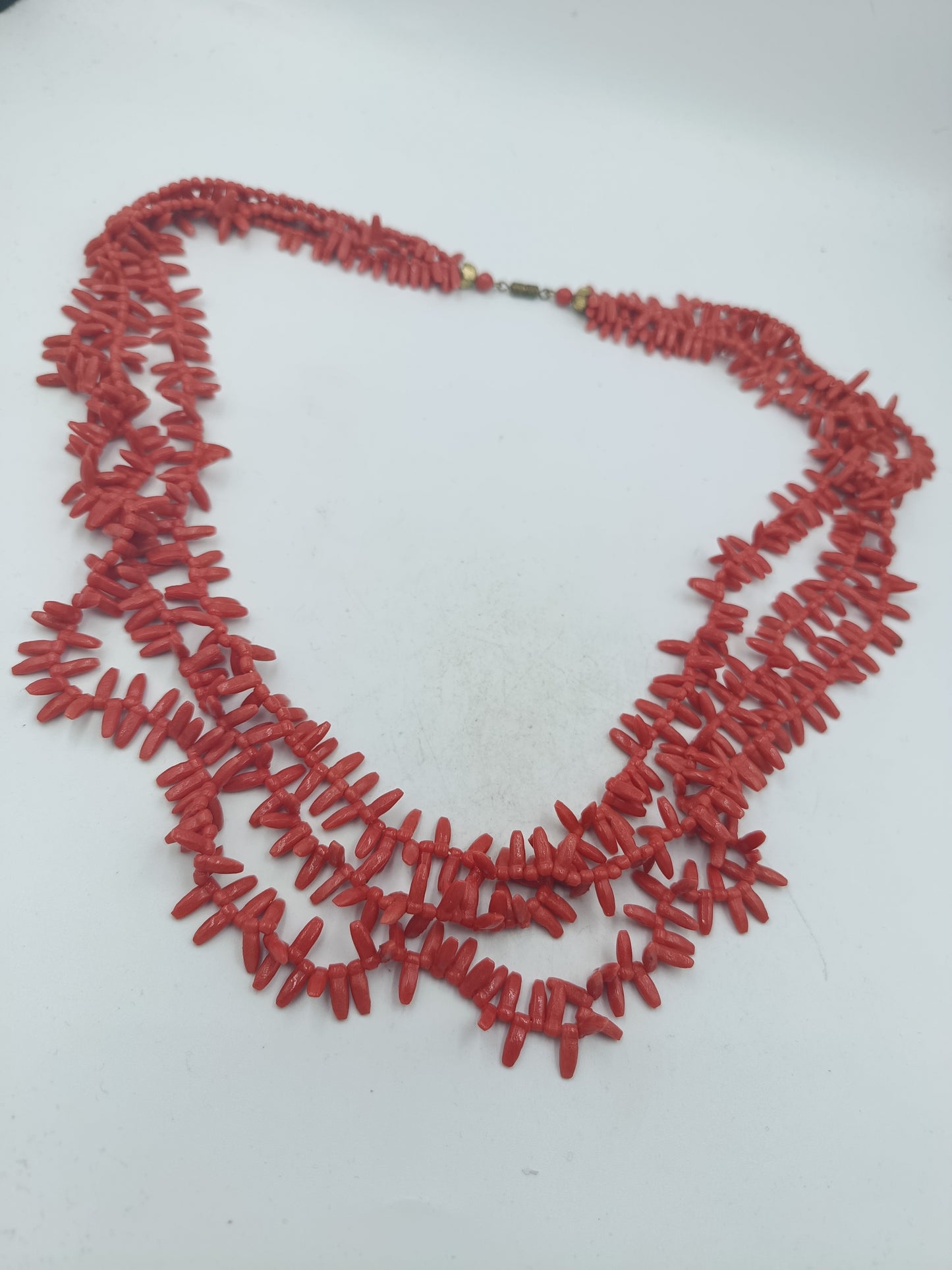 Mehrreihige Korallenkette rot naturbelassen mit Karabinerverschluss