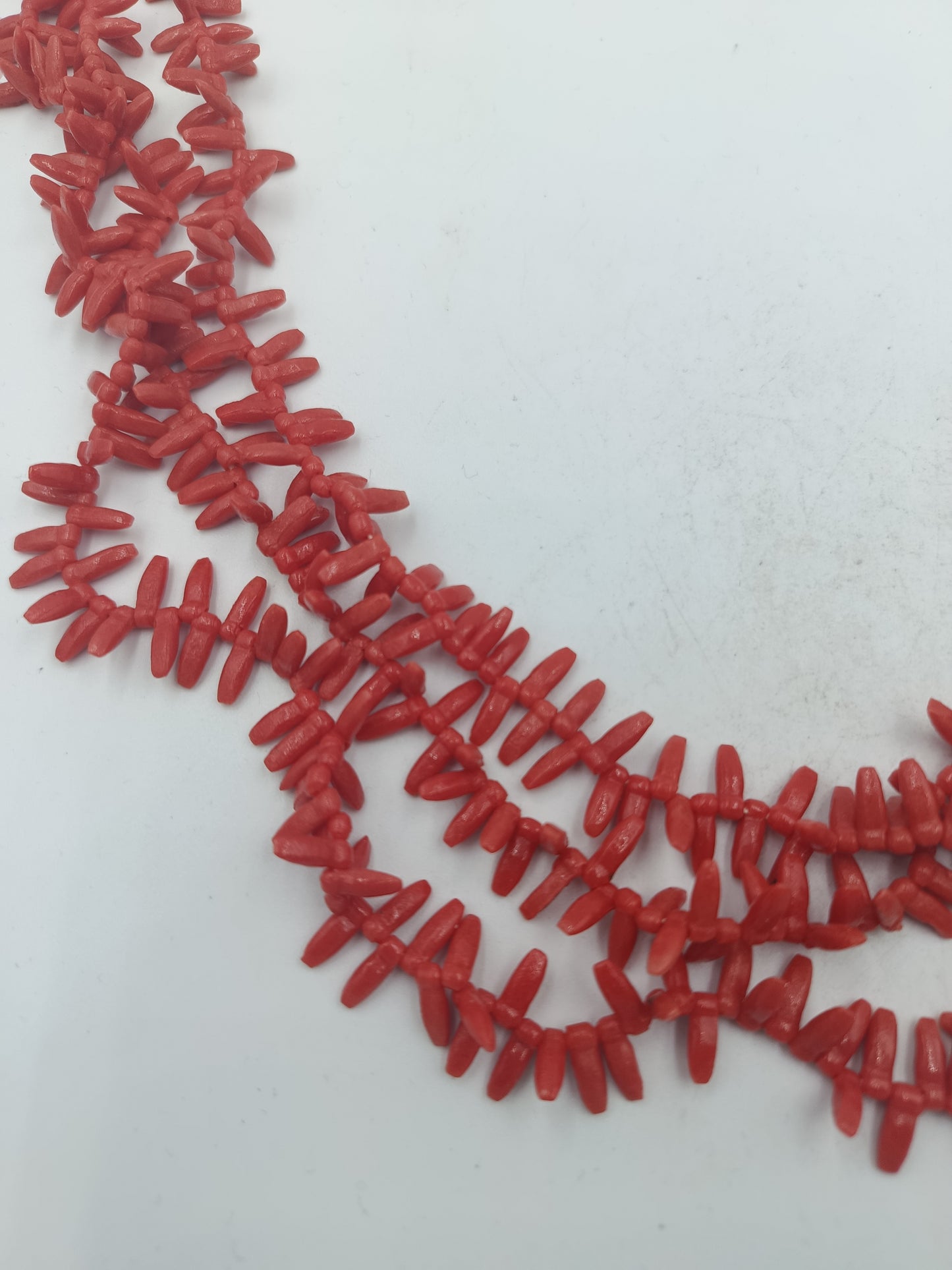 Mehrreihige Korallenkette rot naturbelassen mit Karabinerverschluss