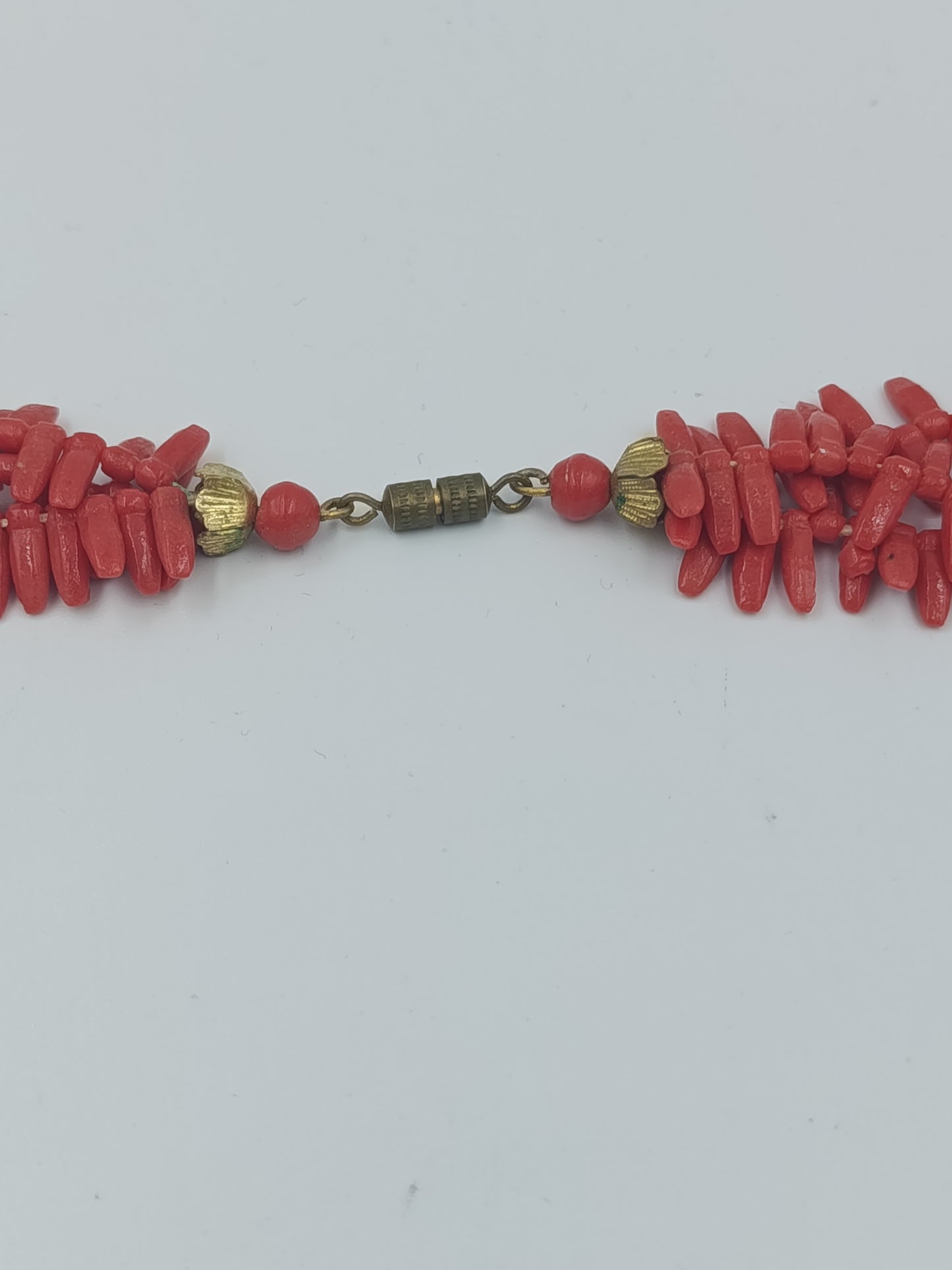 Mehrreihige Korallenkette rot naturbelassen mit Karabinerverschluss