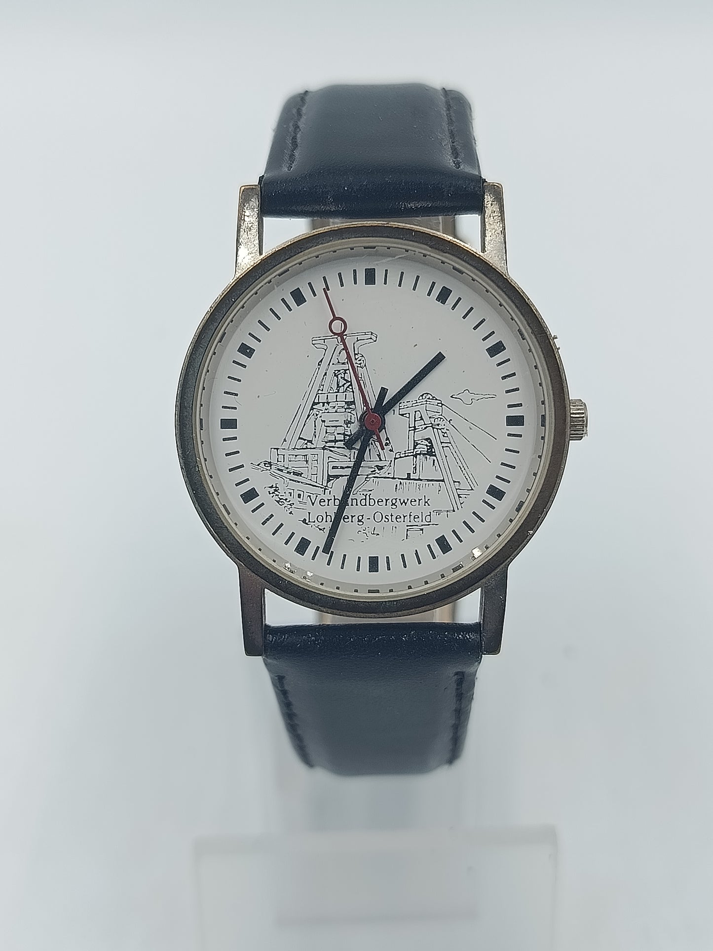 Analoge Armbanduhr mit Bergbau Motiv und schwarzem Lederarmband