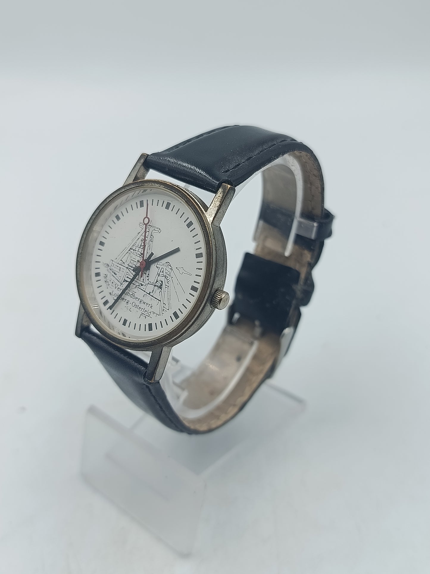 Analoge Armbanduhr mit Bergbau Motiv und schwarzem Lederarmband