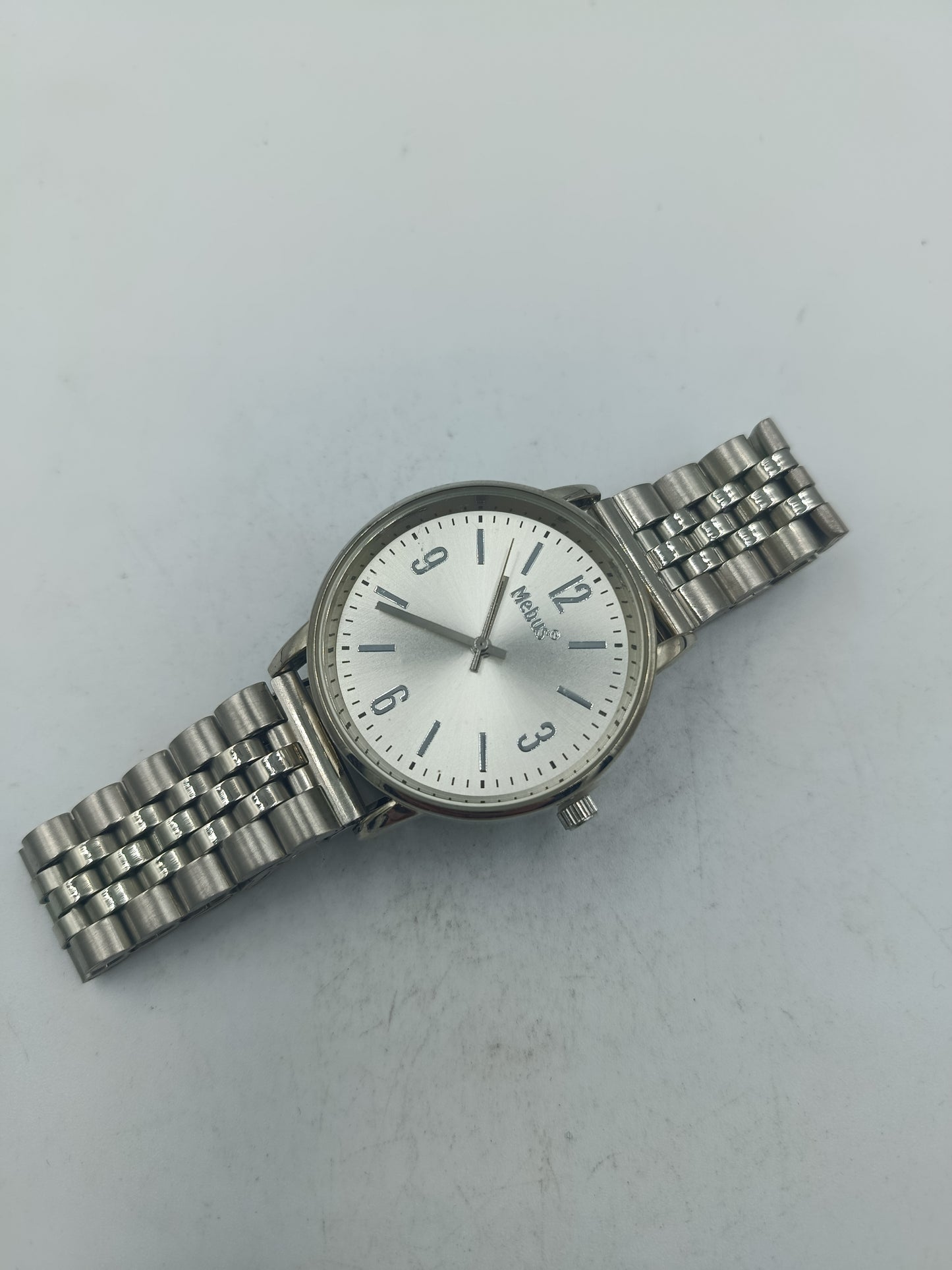 Analoge Armbanduhr Mebus mit silbernem Metallarmband