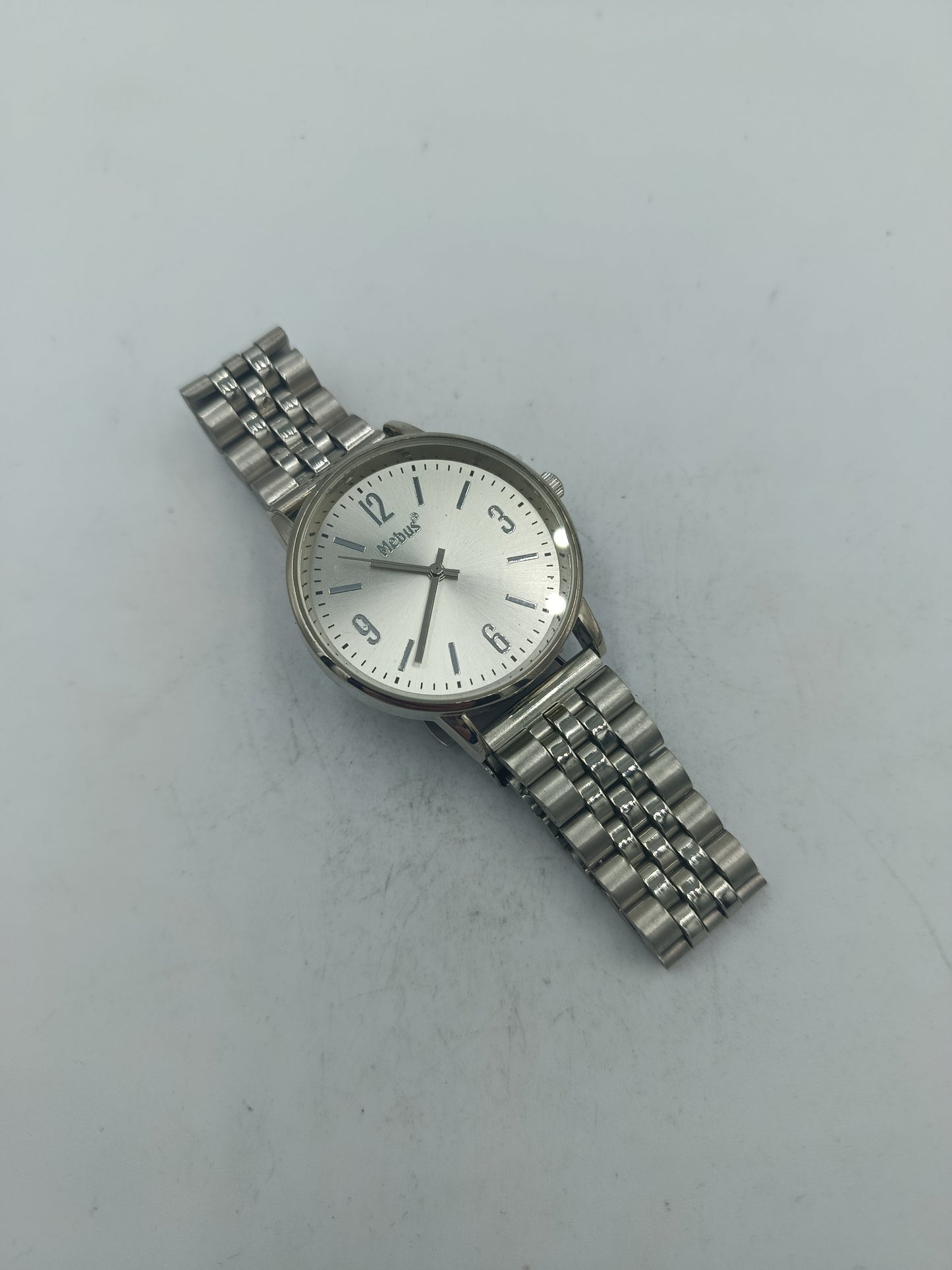 Analoge Armbanduhr Mebus mit silbernem Metallarmband