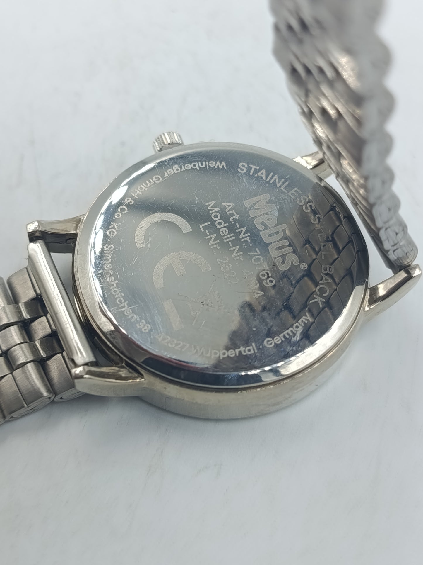 Analoge Armbanduhr Mebus mit silbernem Metallarmband