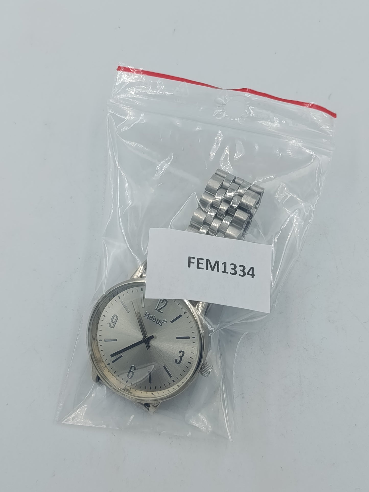 Analoge Armbanduhr Mebus mit silbernem Metallarmband