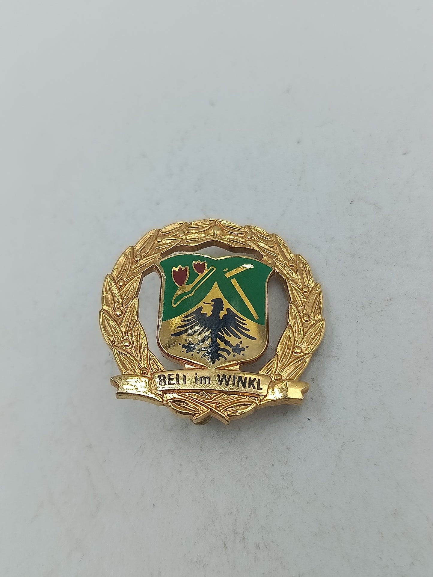 Abzeichen Reu im Winkl mit goldfarbener Oberfläche und Wappenmotiv