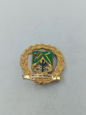 Abzeichen Reu im Winkl mit goldfarbener Oberfläche und Wappenmotiv
