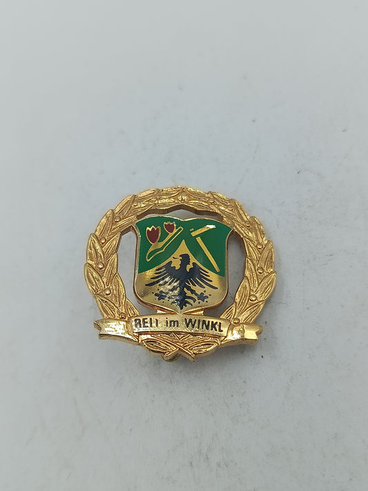 Abzeichen Reu im Winkl mit goldfarbener Oberfläche und Wappenmotiv