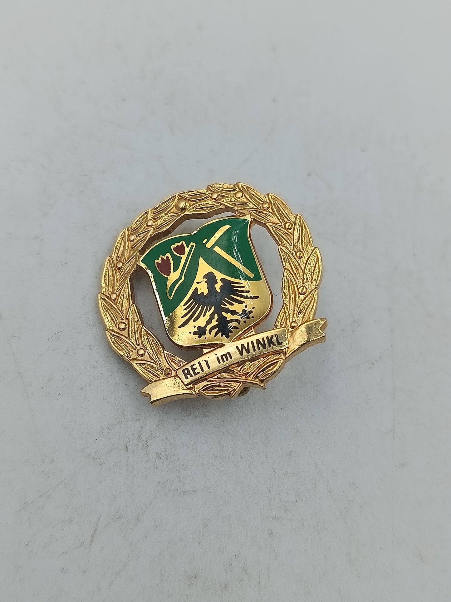 Abzeichen Reu im Winkl mit goldfarbener Oberfläche und Wappenmotiv