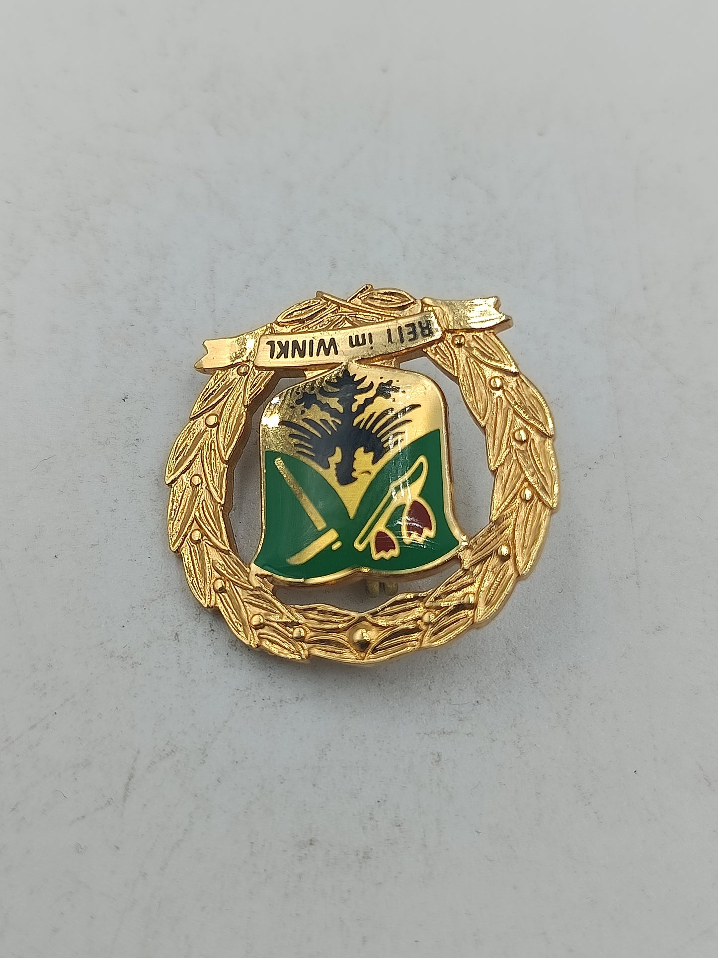 Abzeichen Reu im Winkl mit goldfarbener Oberfläche und Wappenmotiv