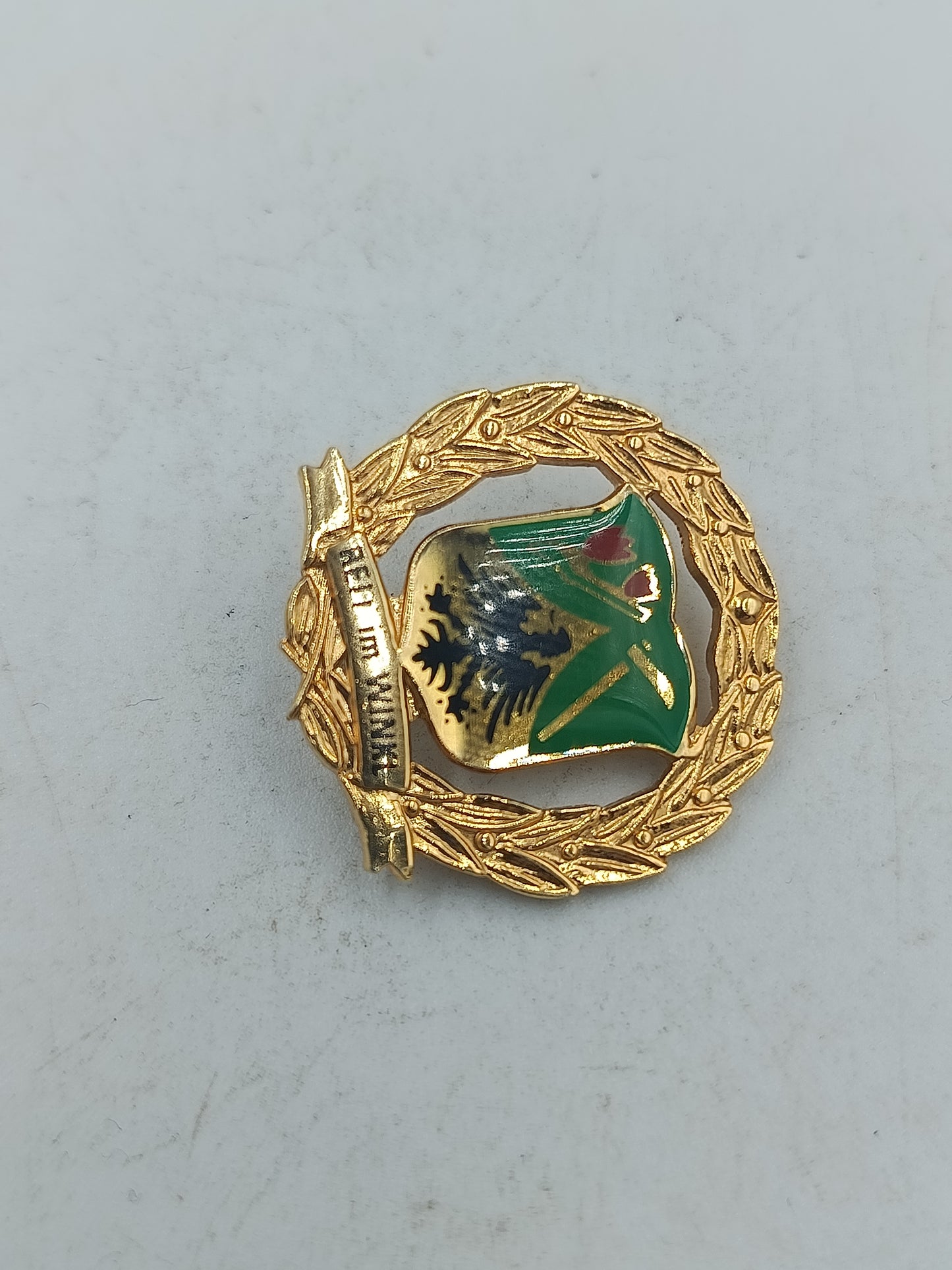 Abzeichen Reu im Winkl mit goldfarbener Oberfläche und Wappenmotiv