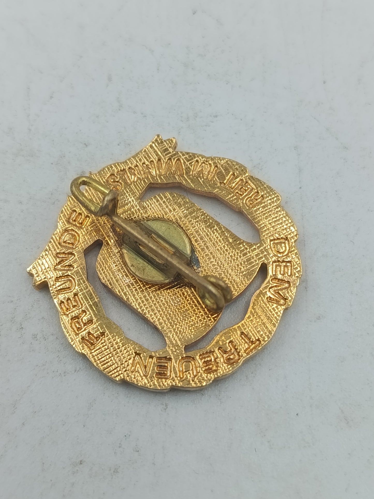 Abzeichen Reu im Winkl mit goldfarbener Oberfläche und Wappenmotiv