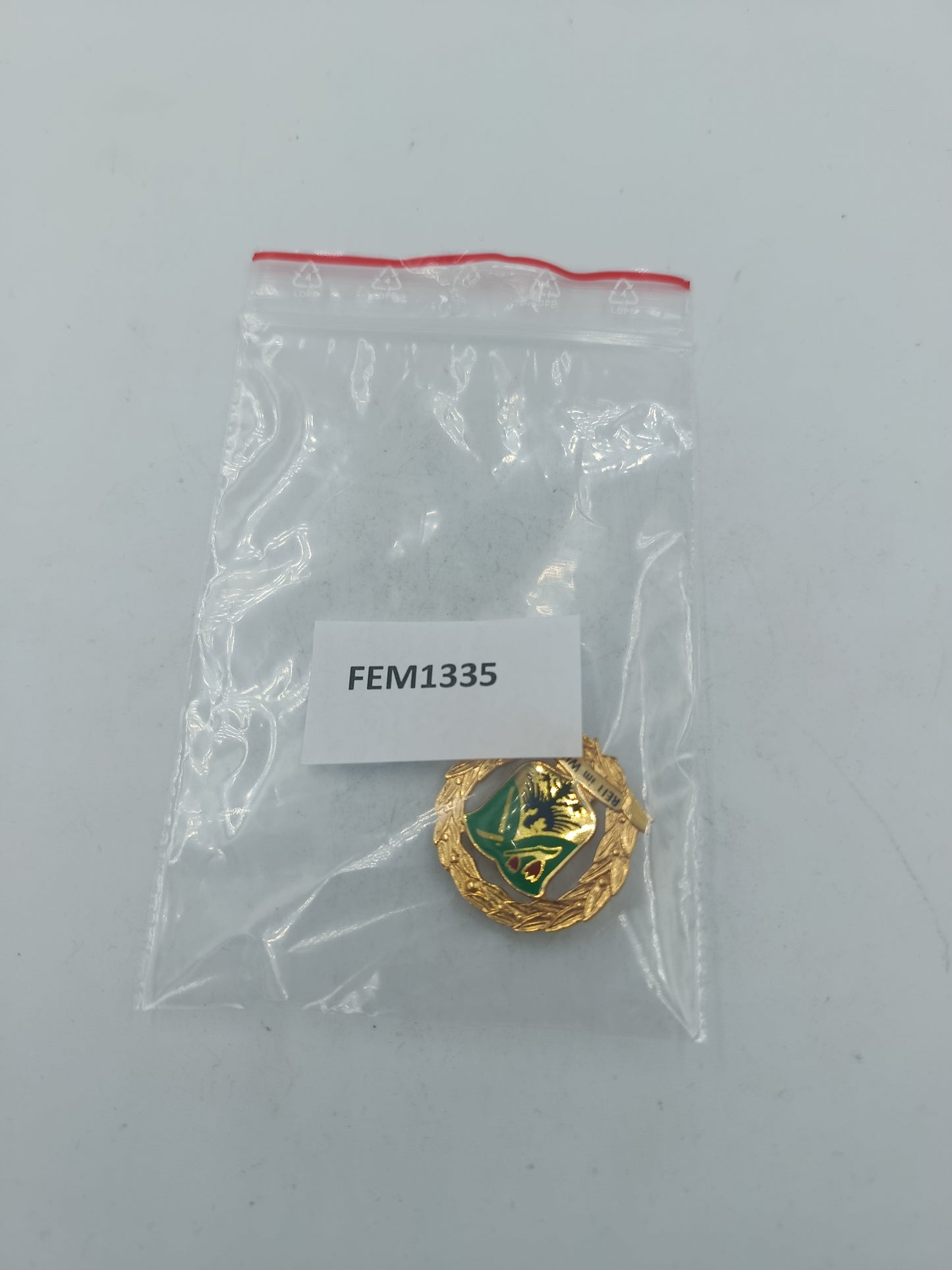 Abzeichen Reu im Winkl mit goldfarbener Oberfläche und Wappenmotiv