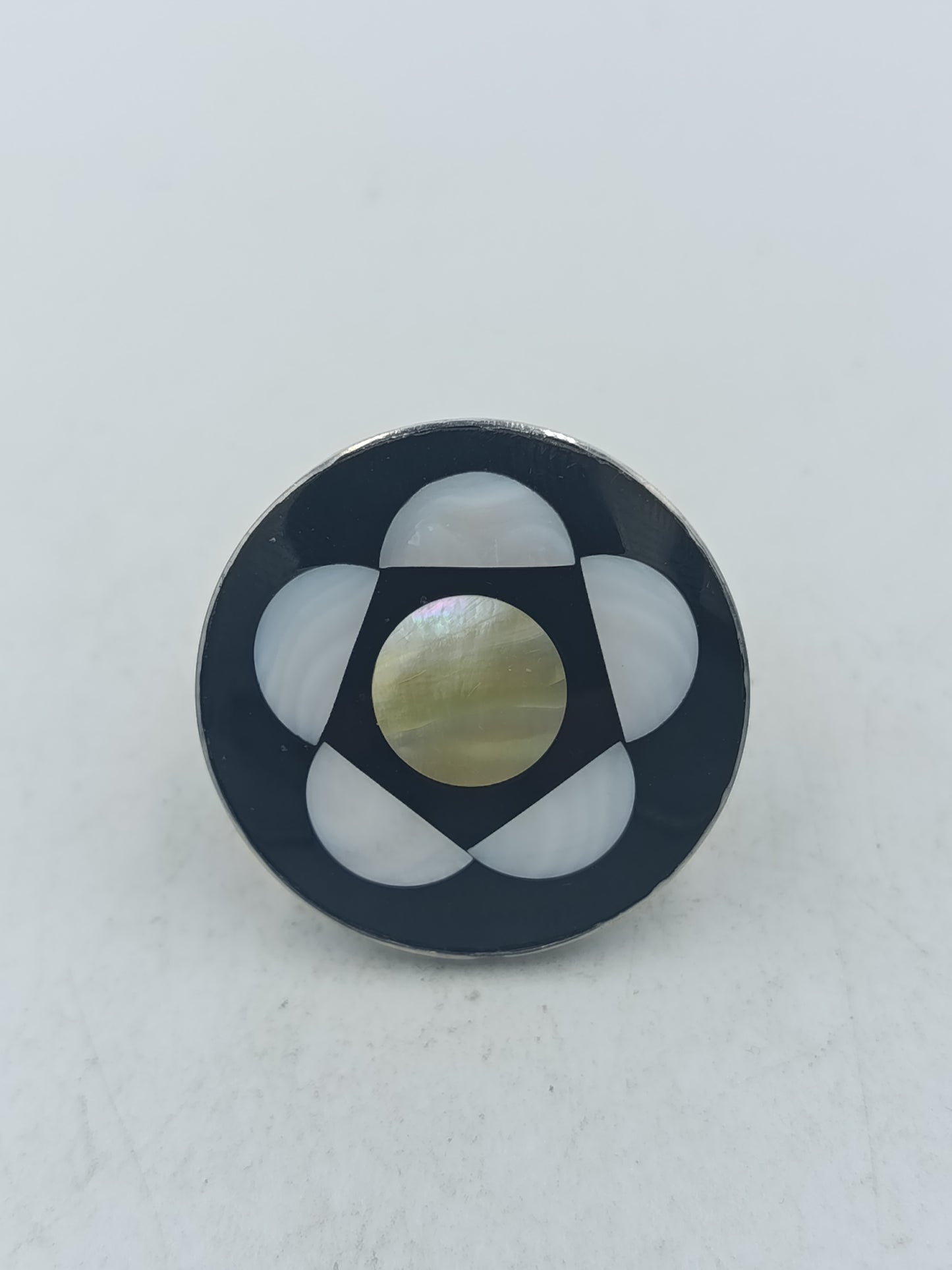 Perlmutt Ring in Schwarz Weiß mit rundem Design und elegantem Kontrast