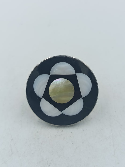 Perlmutt Ring in Schwarz Weiß mit rundem Design und elegantem Kontrast