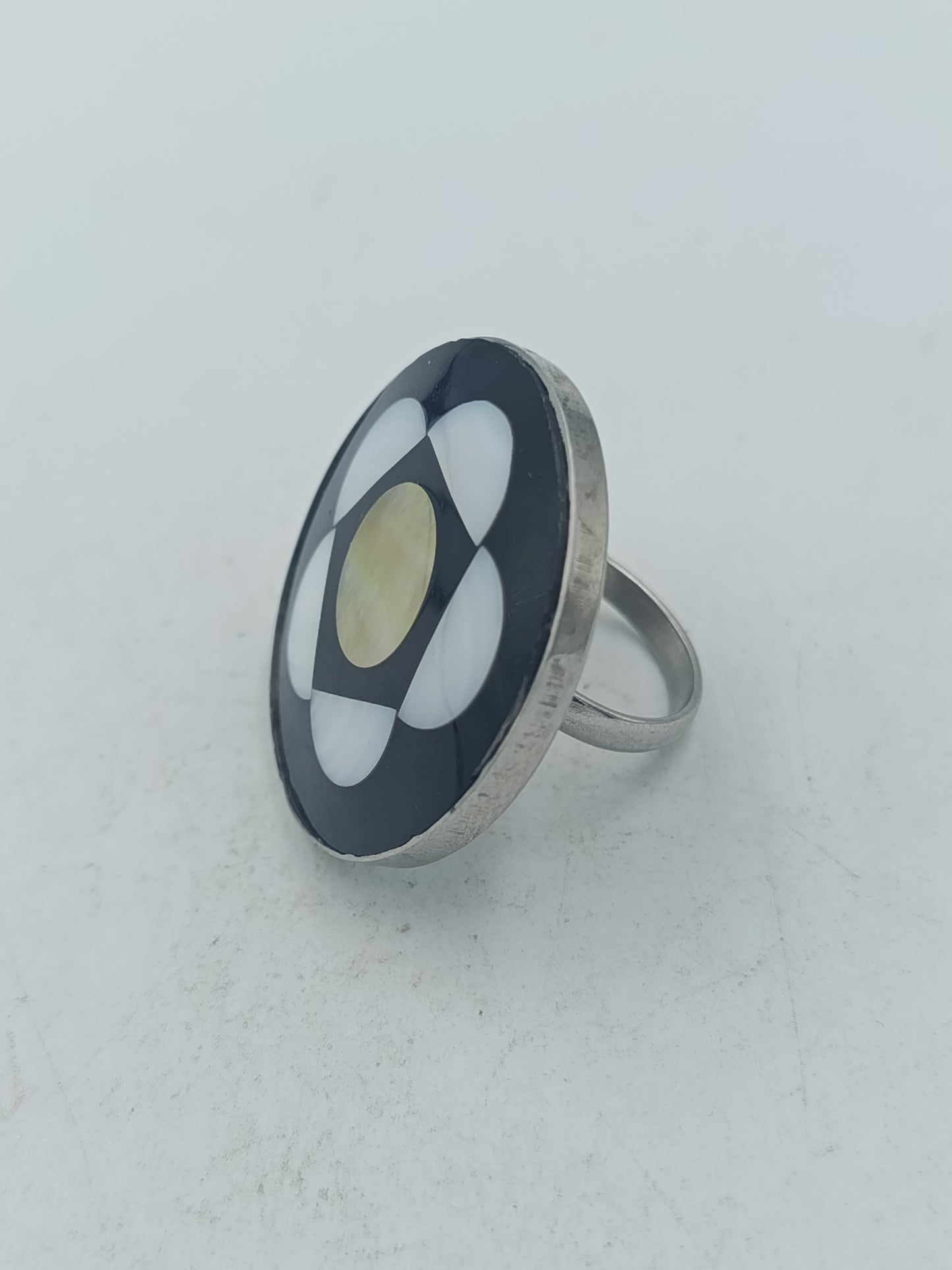 Perlmutt Ring in Schwarz Weiß mit rundem Design und elegantem Kontrast