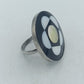 Perlmutt Ring in Schwarz Weiß mit rundem Design und elegantem Kontrast