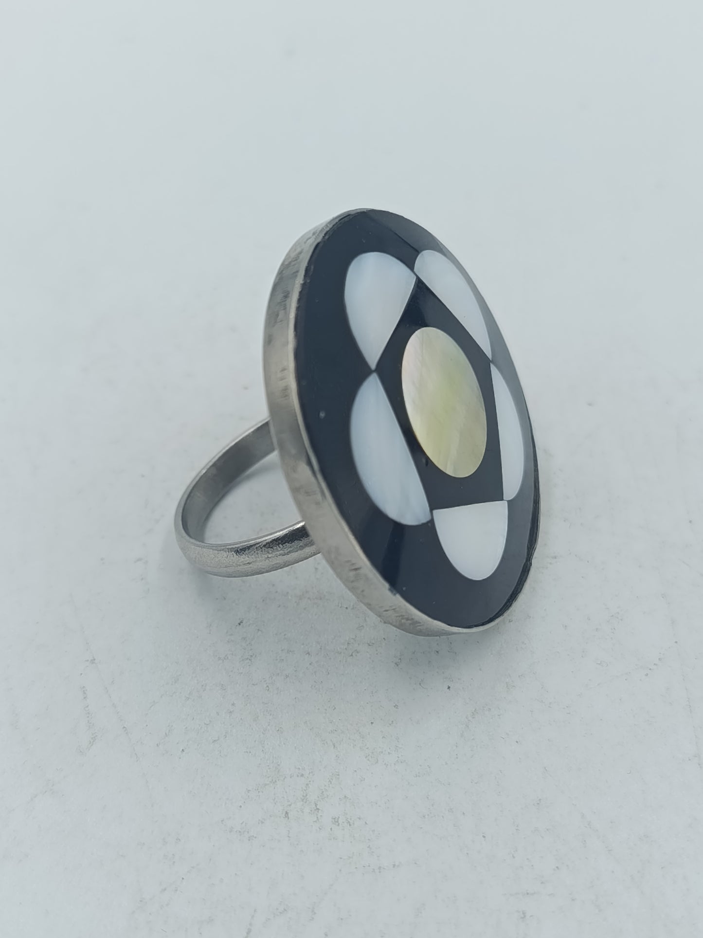 Perlmutt Ring in Schwarz Weiß mit rundem Design und elegantem Kontrast