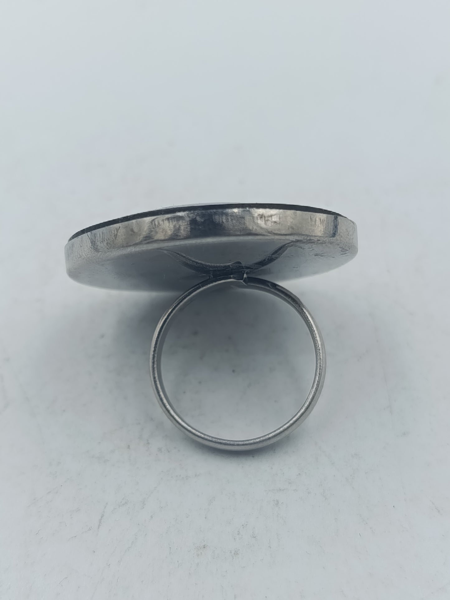 Perlmutt Ring in Schwarz Weiß mit rundem Design und elegantem Kontrast