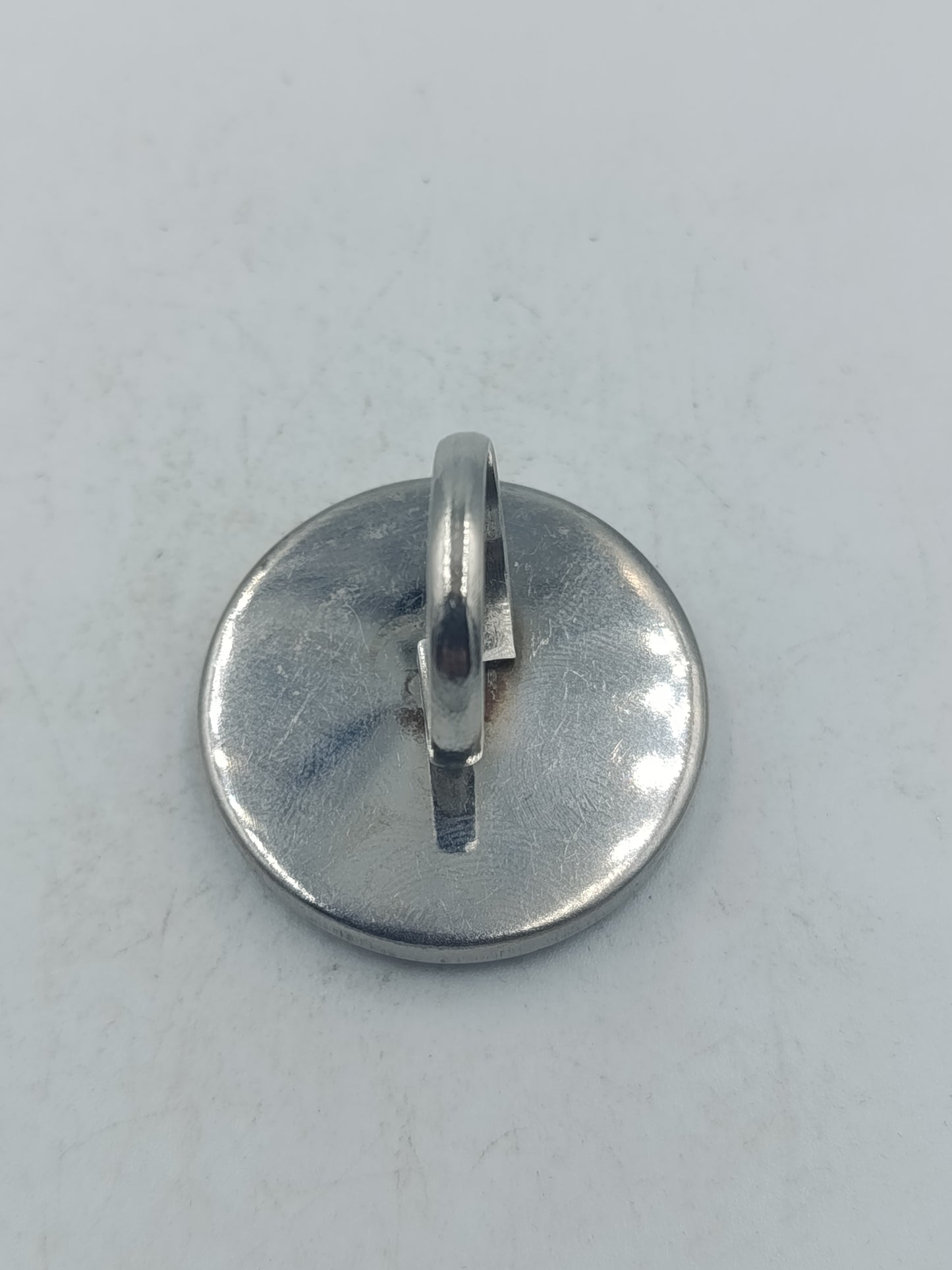 Perlmutt Ring in Schwarz Weiß mit rundem Design und elegantem Kontrast