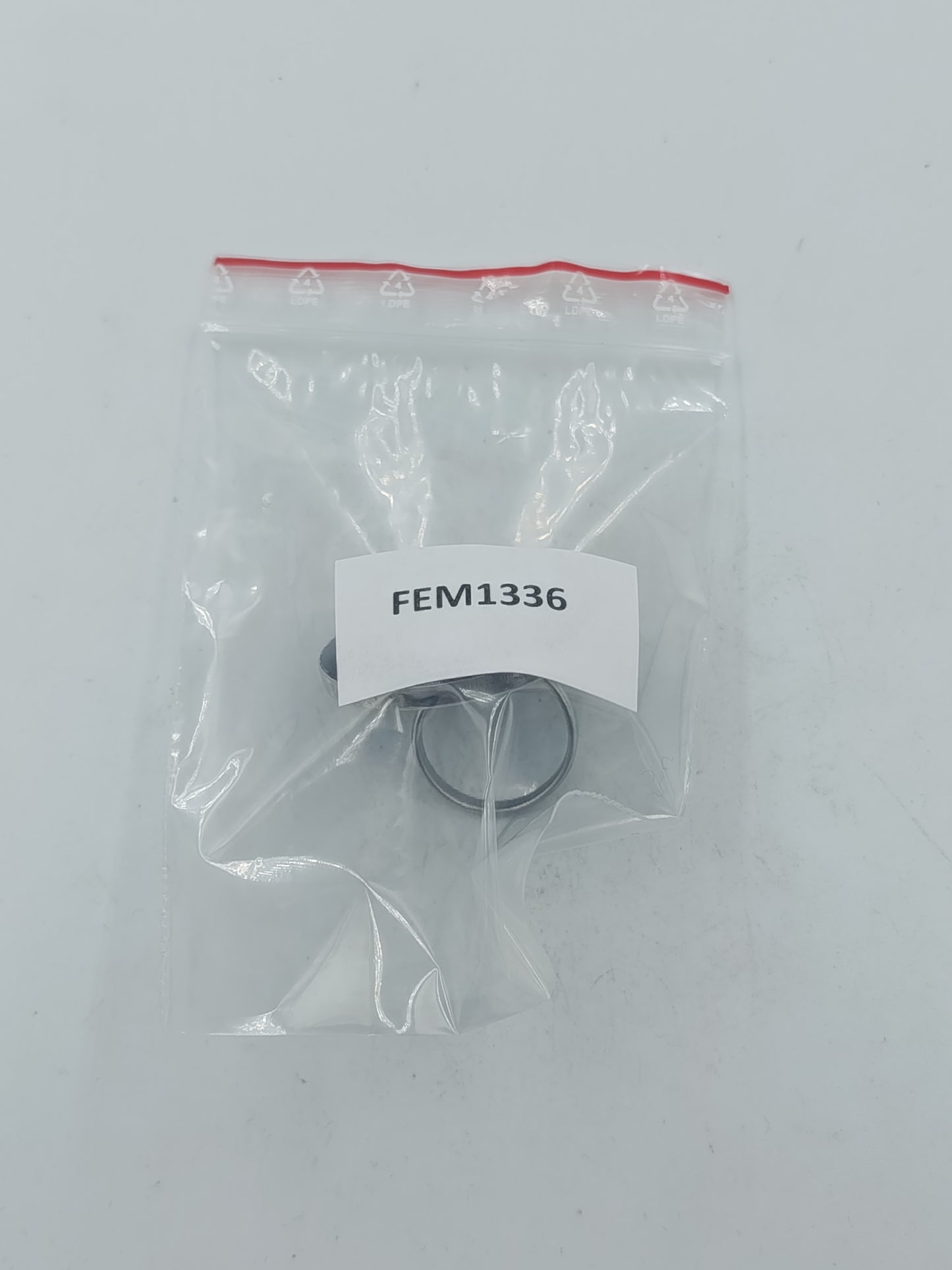 Perlmutt Ring in Schwarz Weiß mit rundem Design und elegantem Kontrast