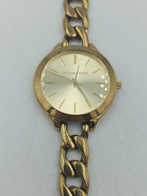 Analoge Armbanduhr Michael Kors mit goldfarbenem Kettenarmband