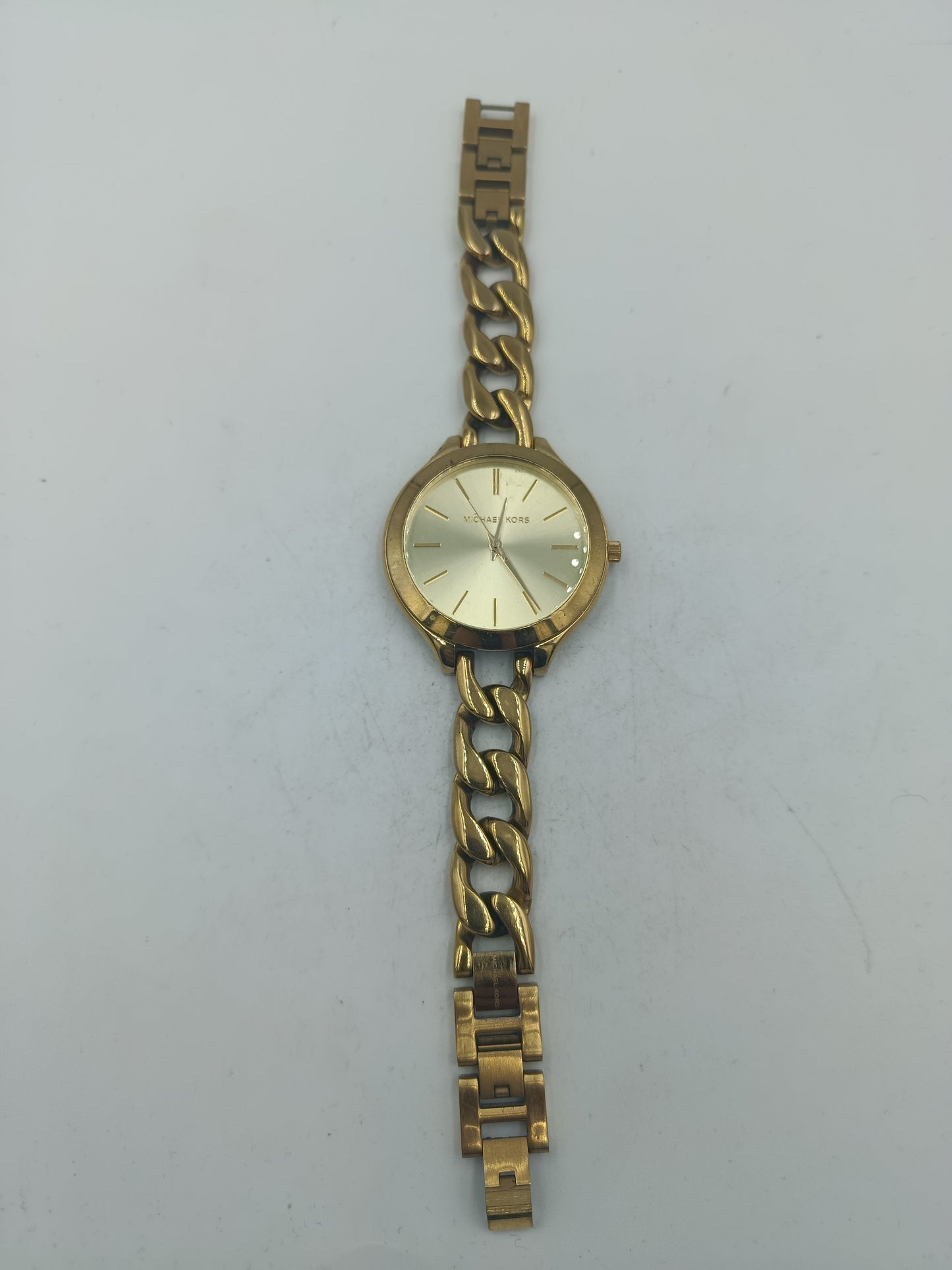 Analoge Armbanduhr Michael Kors mit goldfarbenem Kettenarmband