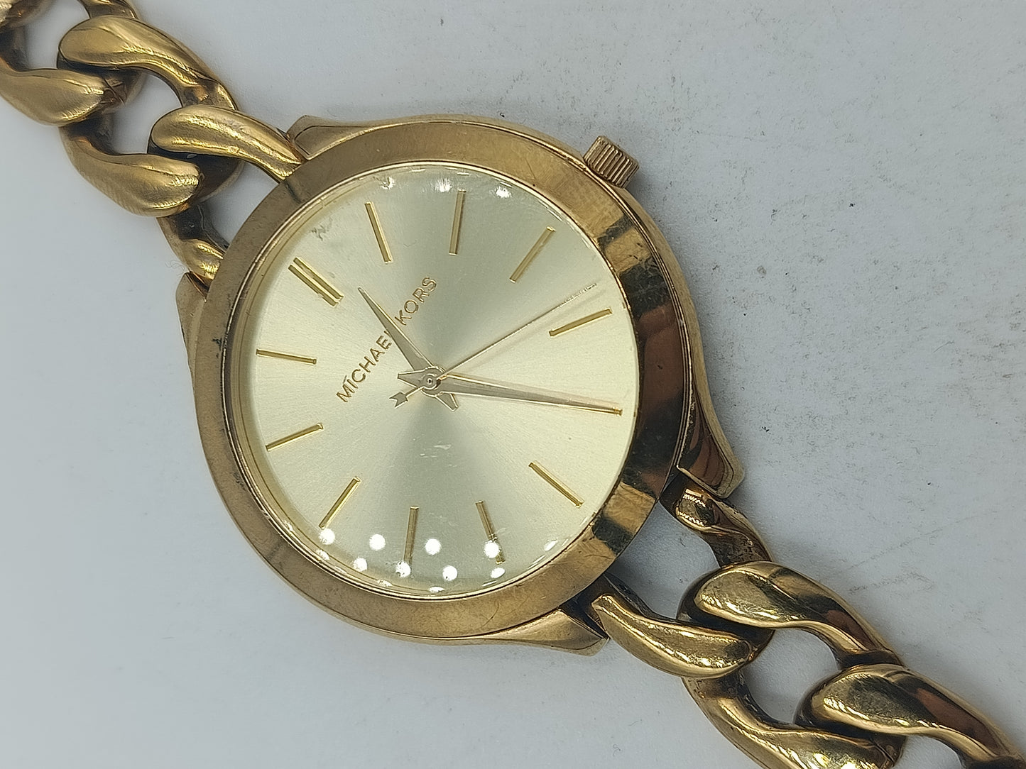 Analoge Armbanduhr Michael Kors mit goldfarbenem Kettenarmband