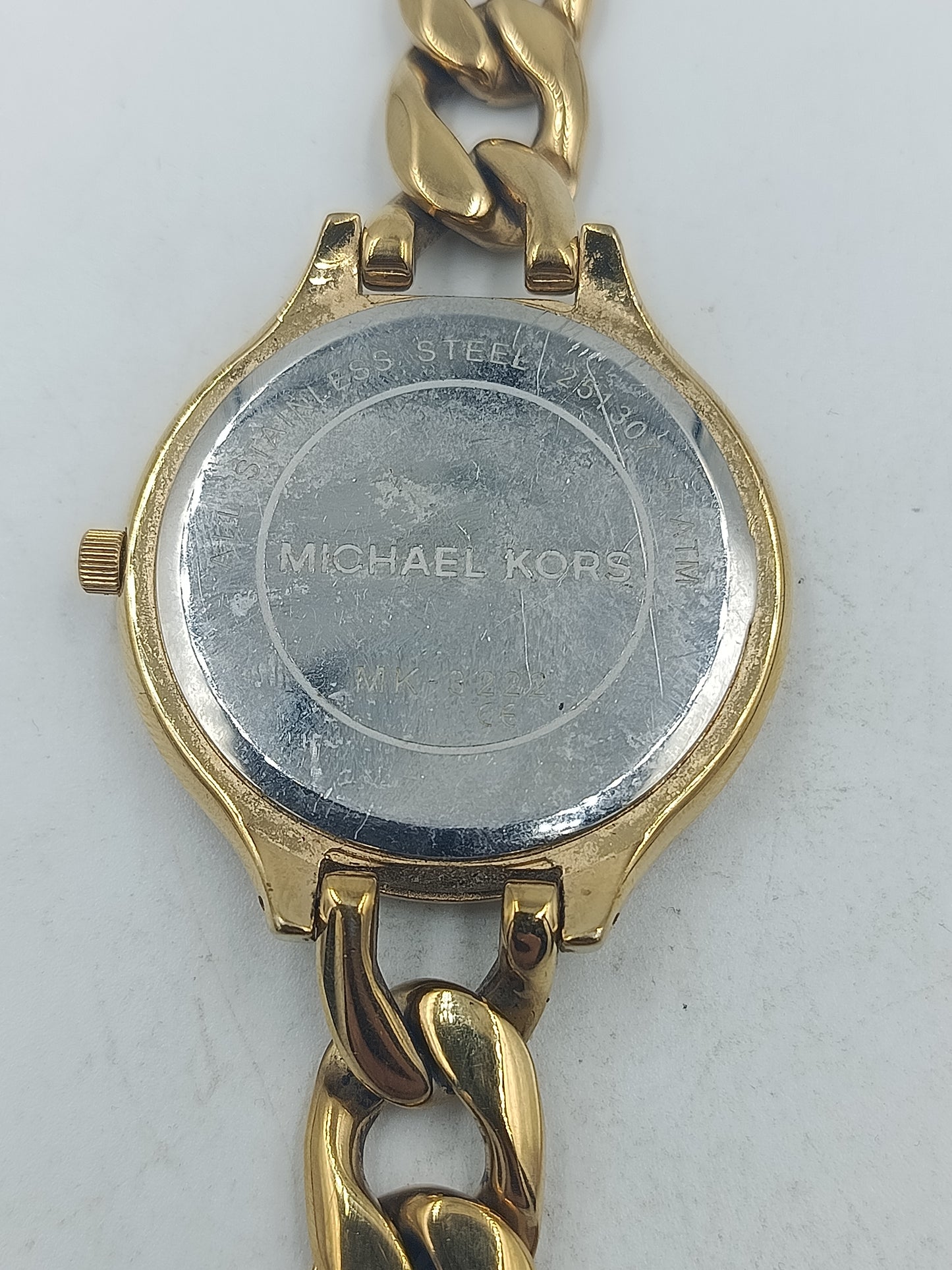 Analoge Armbanduhr Michael Kors mit goldfarbenem Kettenarmband