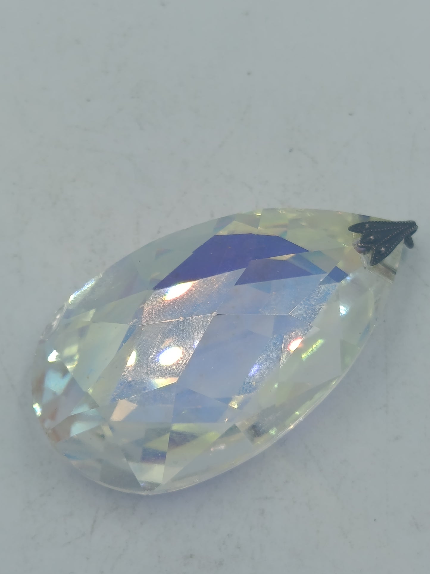 Schmuck Anhänger mit facettiertem Kristall in schillernder Optik