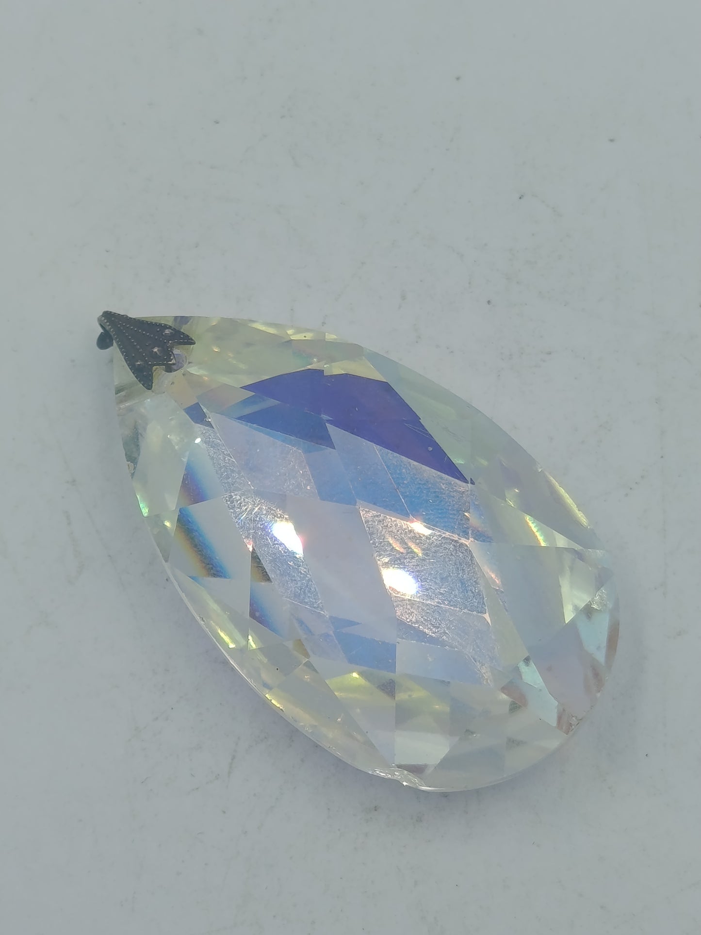 Schmuck Anhänger mit facettiertem Kristall in schillernder Optik